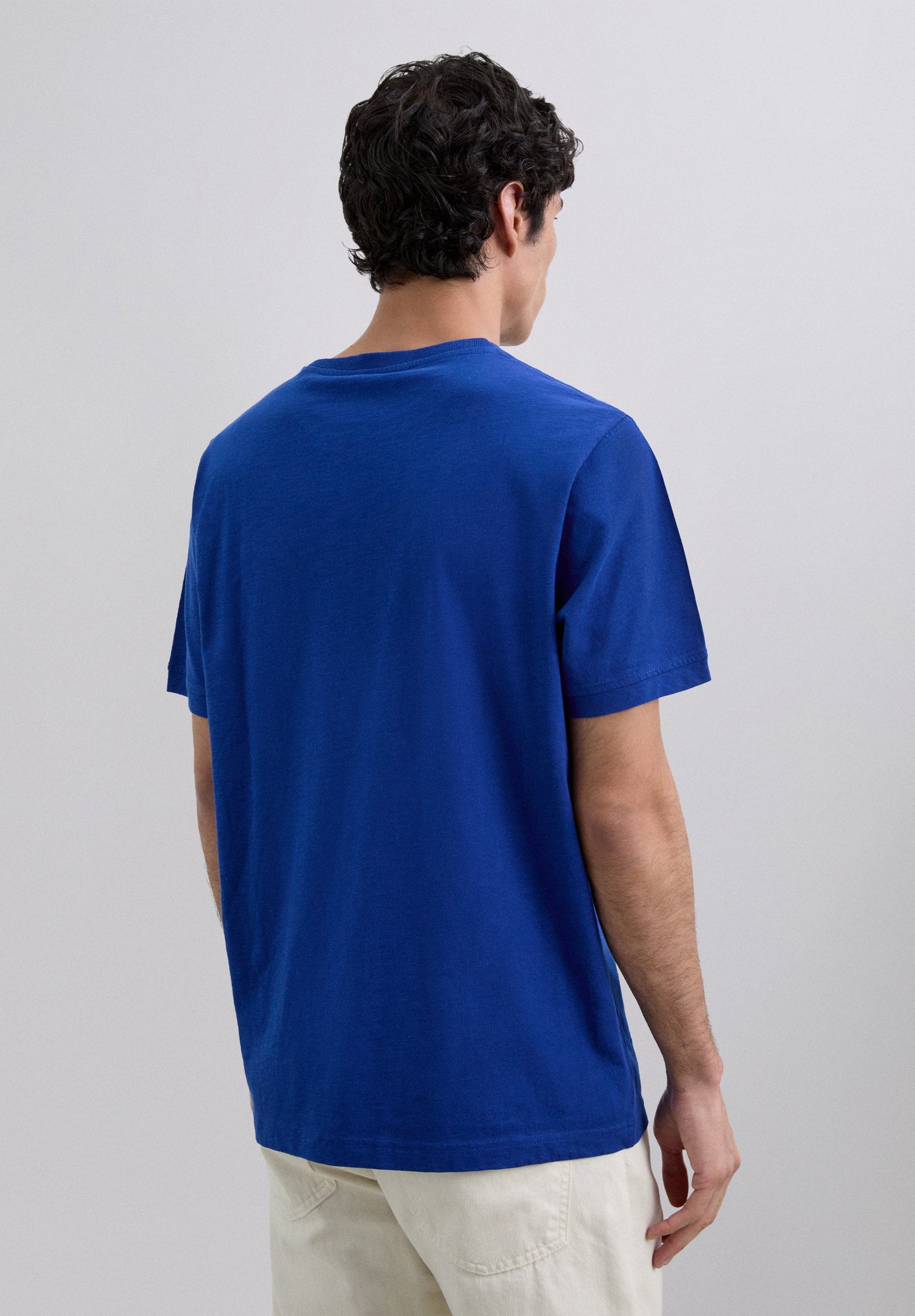 T-SHIRT BORDADA COM EFEITO DESBOTADO