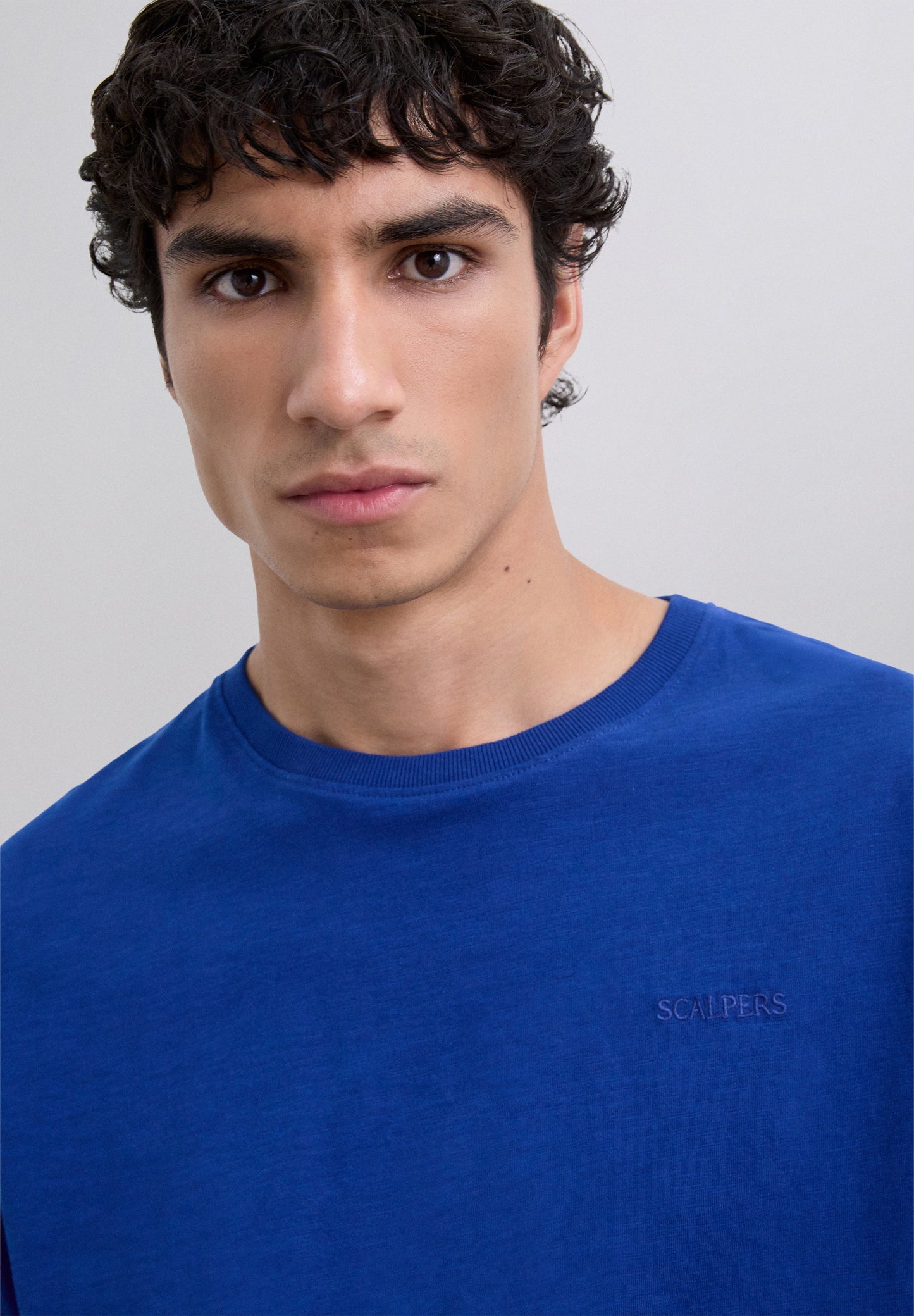 T-SHIRT BORDADA COM EFEITO DESBOTADO