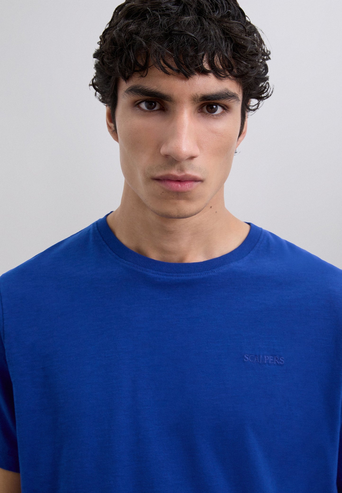 T-SHIRT BORDADA COM EFEITO DESBOTADO