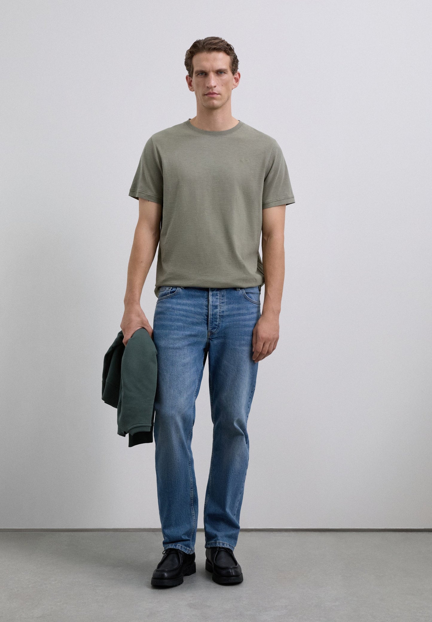 T-SHIRT BORDADA COM EFEITO DESBOTADO