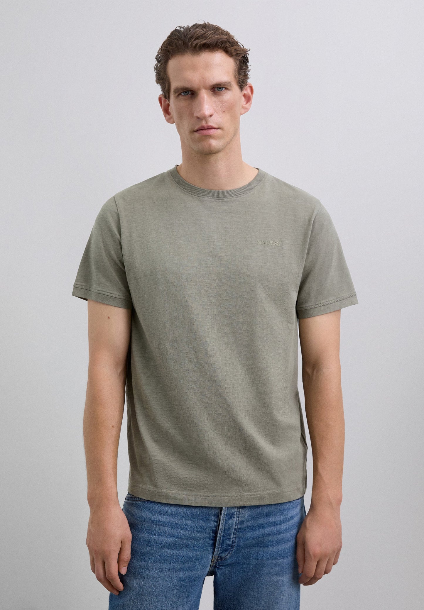 T-SHIRT BORDADA COM EFEITO DESBOTADO