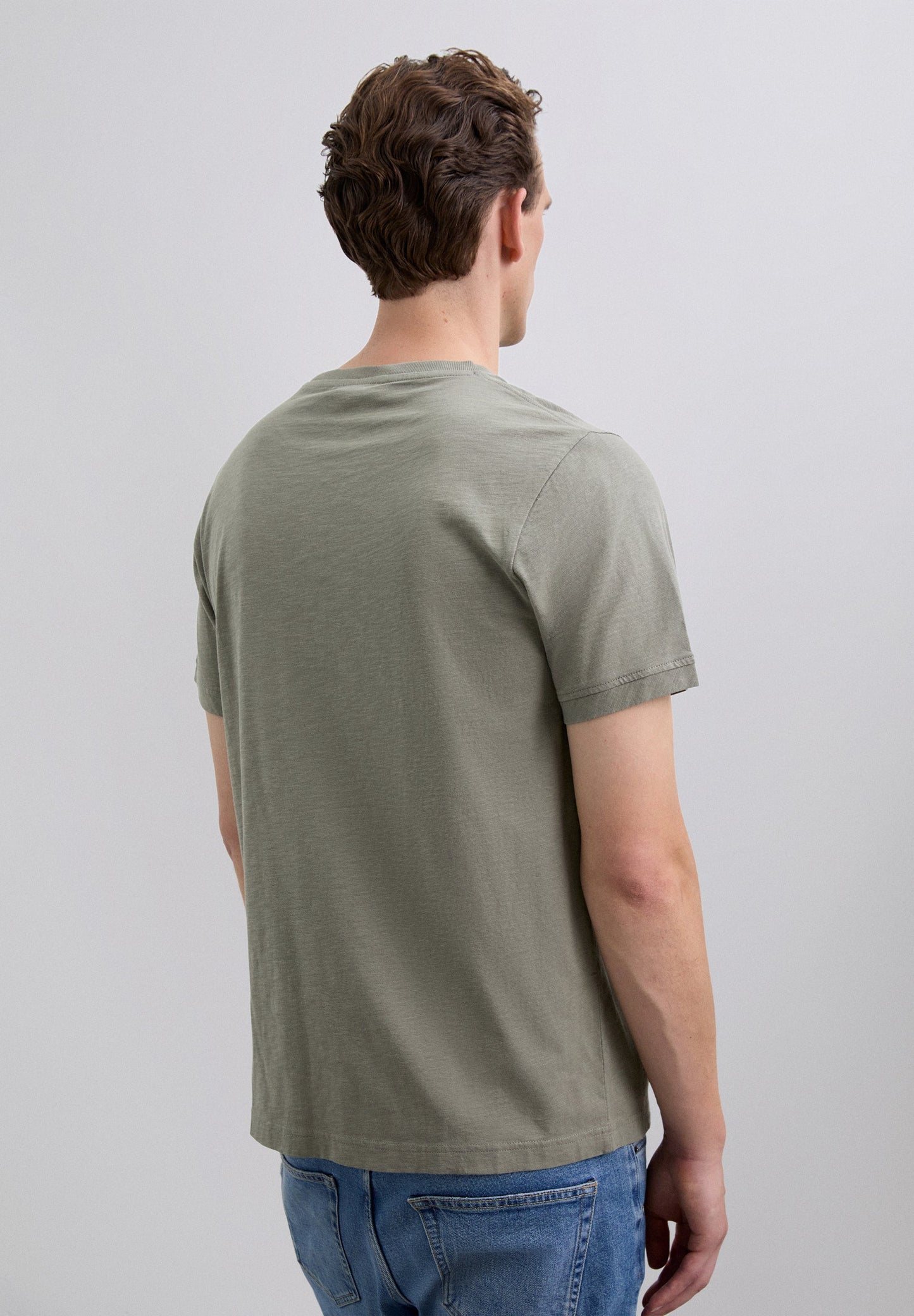 T-SHIRT BORDADA COM EFEITO DESBOTADO