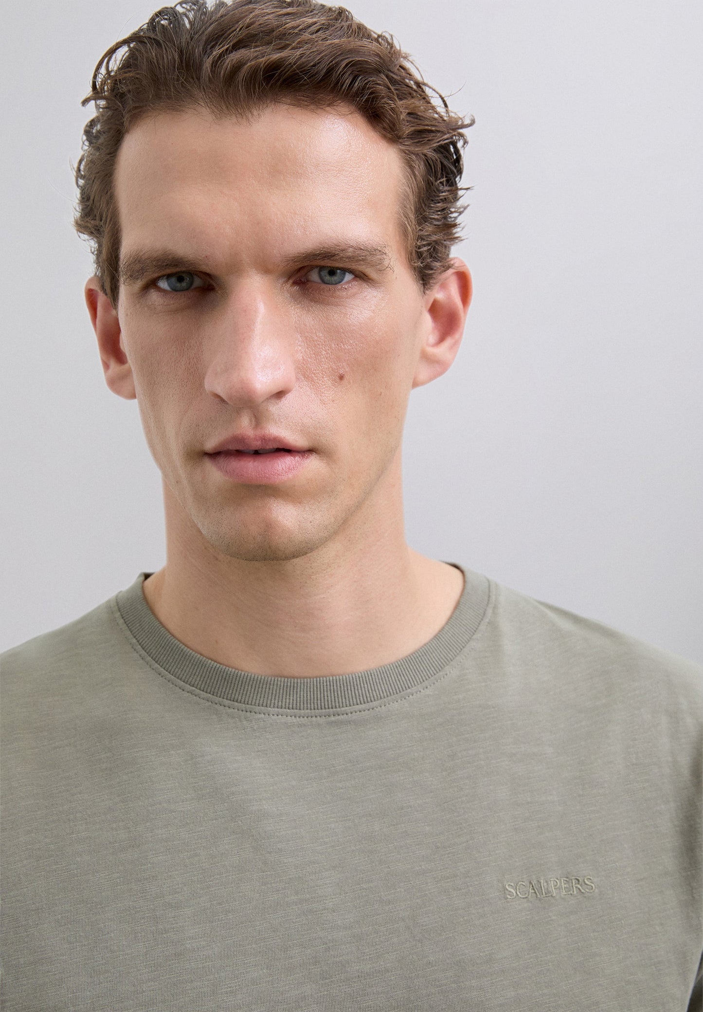 T-SHIRT BORDADA COM EFEITO DESBOTADO