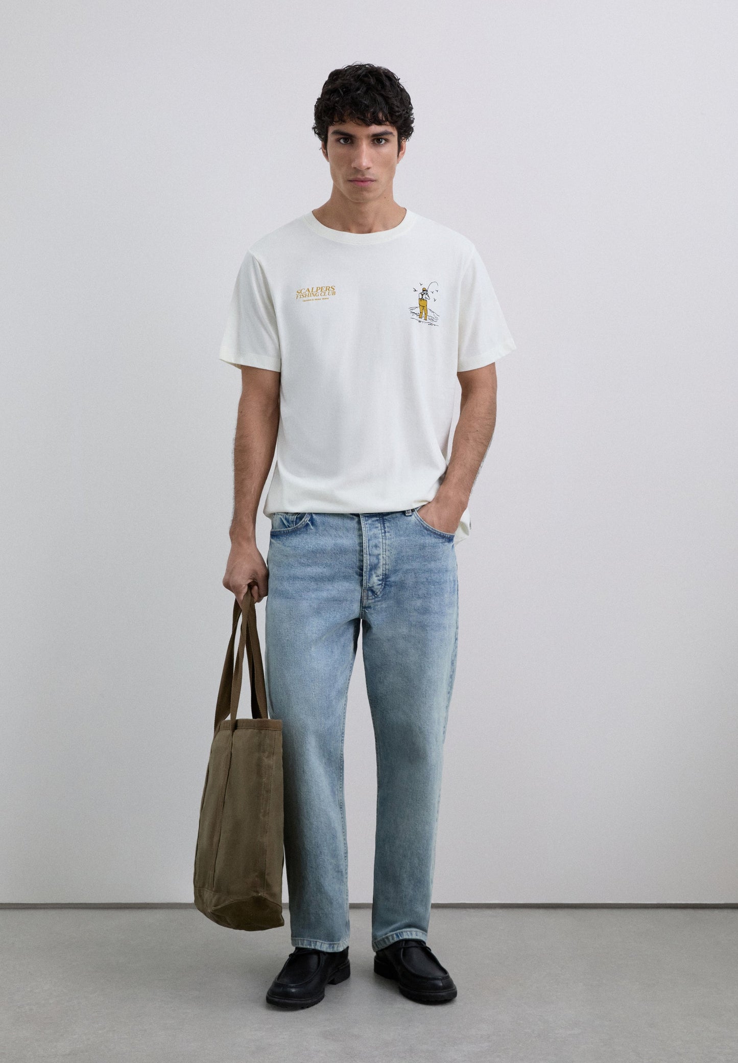 T-SHIRT COM PADRÃO PESCADOR