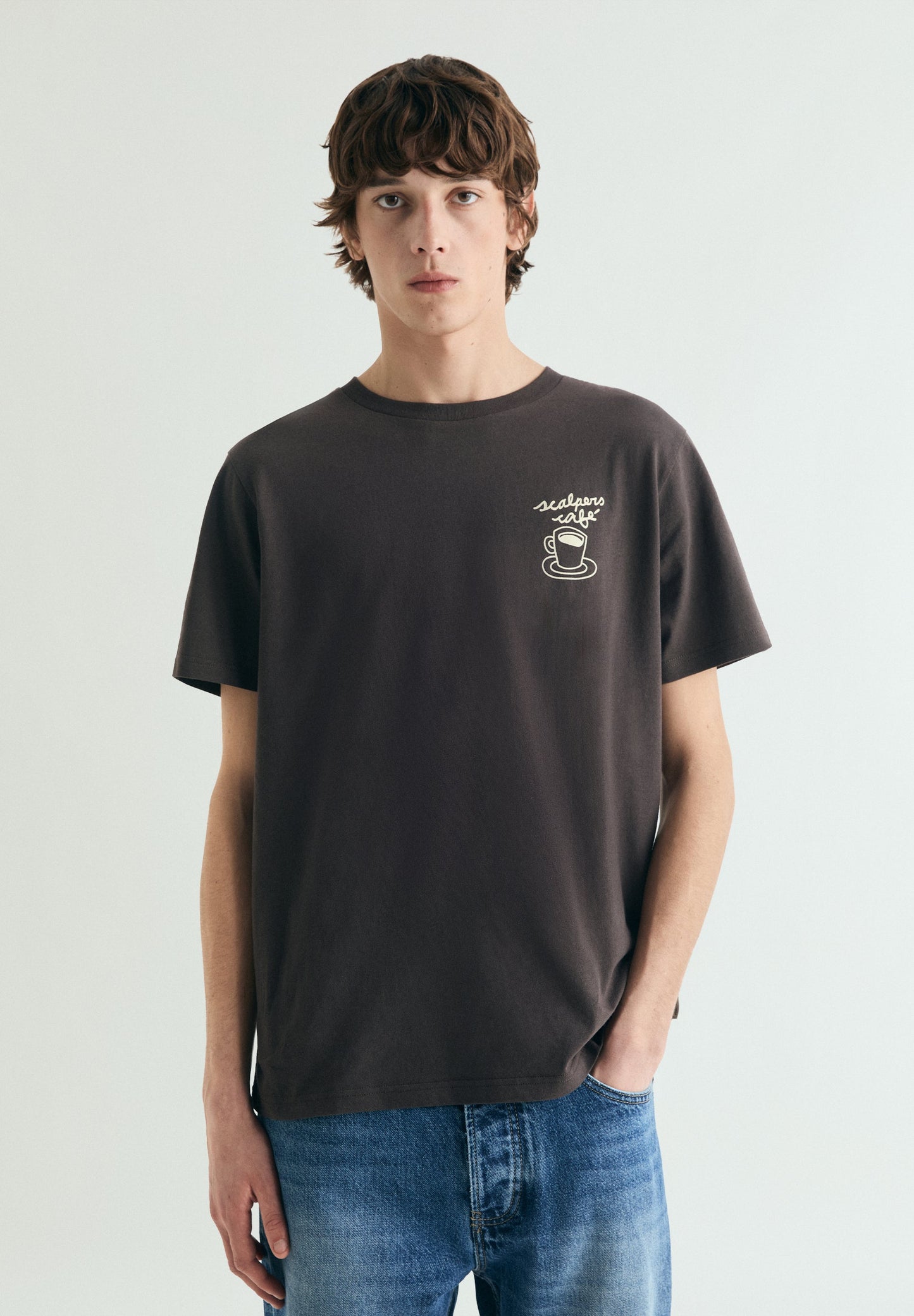 T-SHIRT COM PADRÃO SCALPERS CAFÉ
