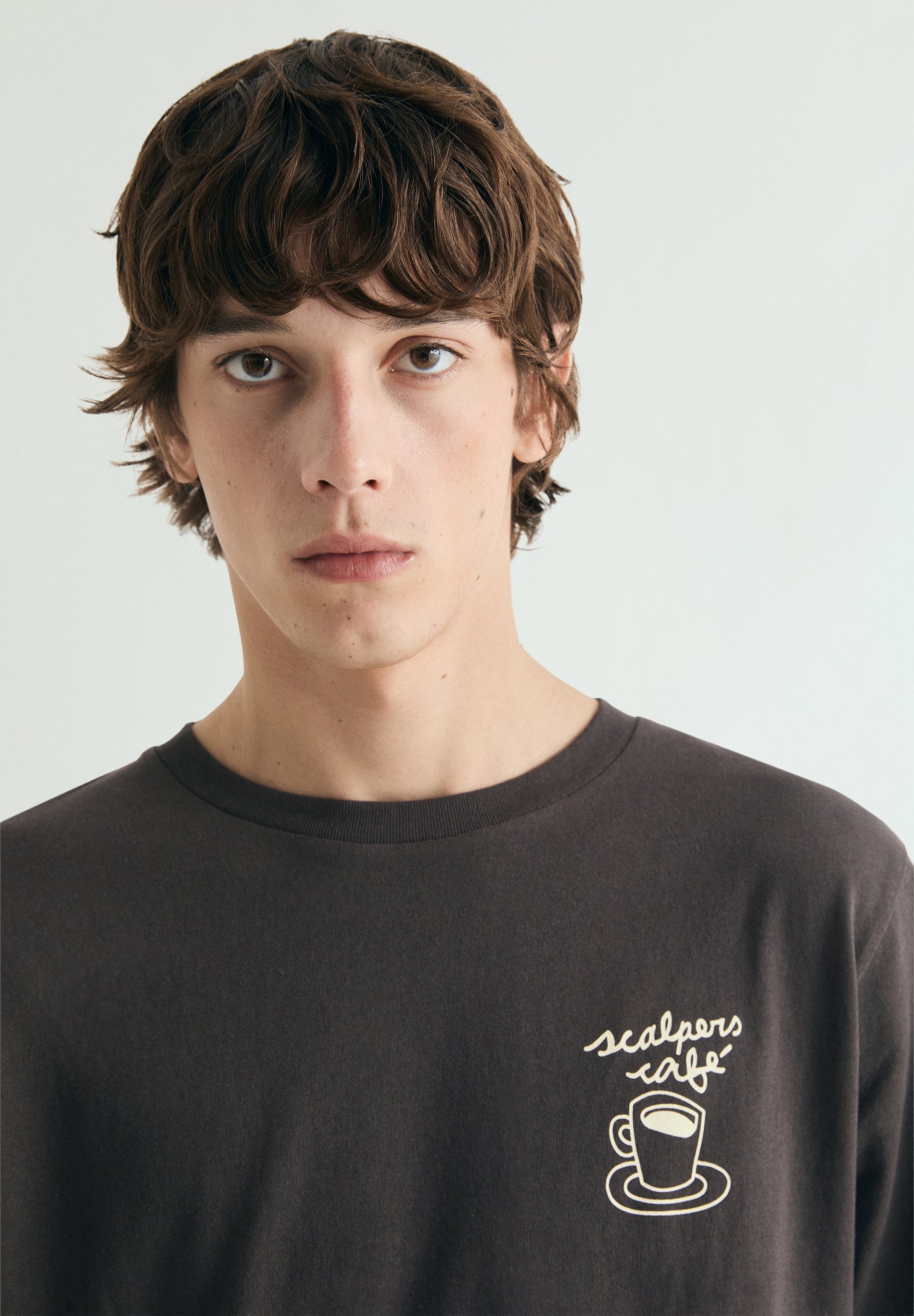 T-SHIRT COM PADRÃO SCALPERS CAFÉ