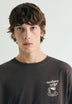 T-SHIRT COM PADRÃO SCALPERS CAFÉ
