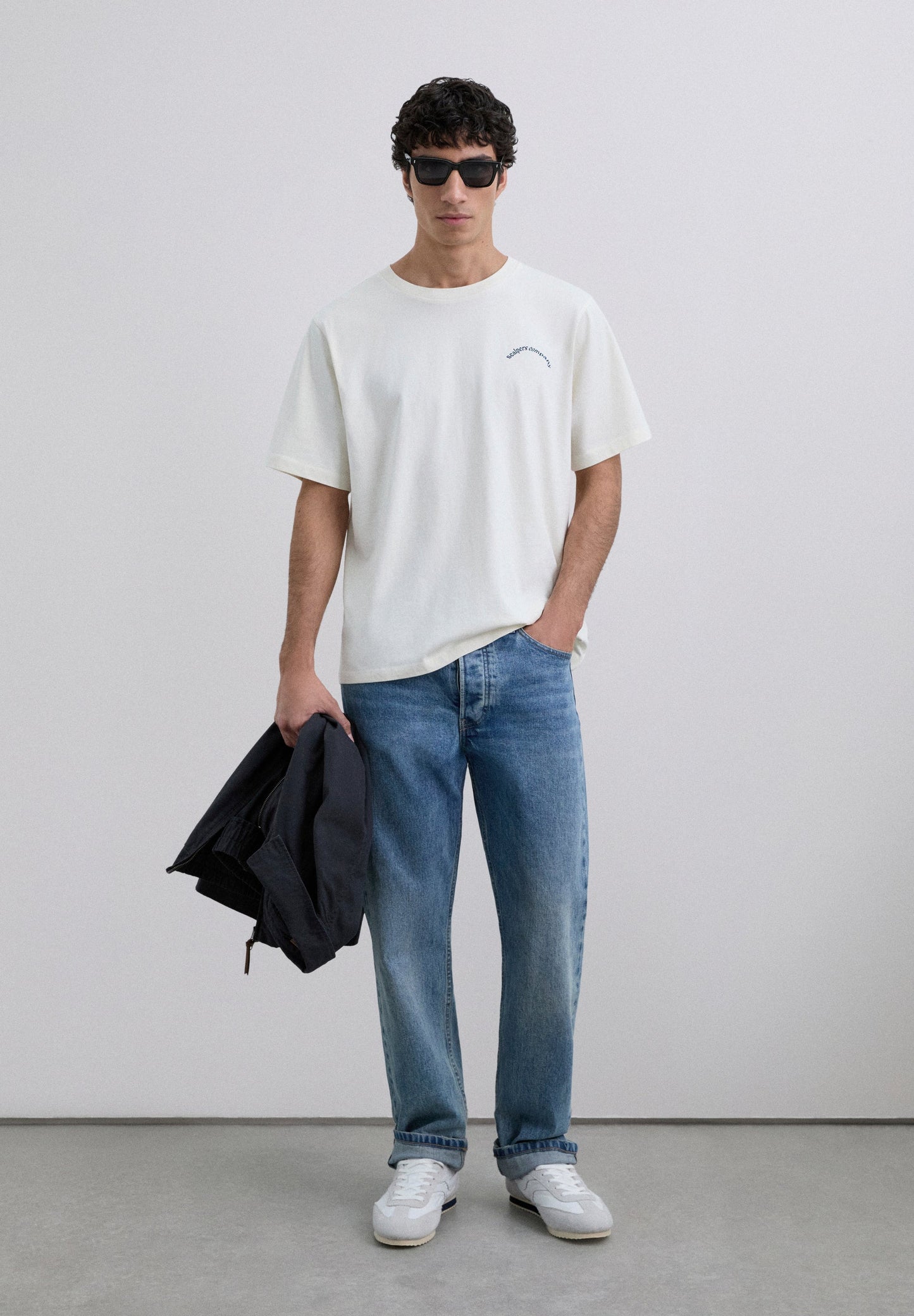 T-SHIRT COM PADRÃO DE LOGÓTIPO