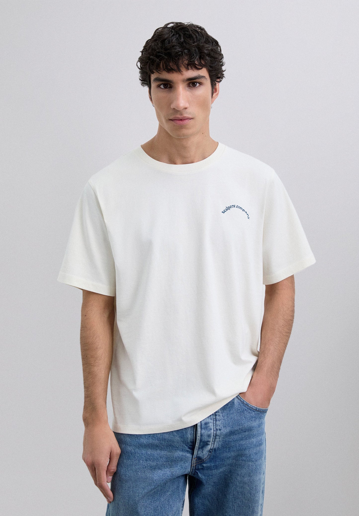 T-SHIRT COM PADRÃO DE LOGÓTIPO