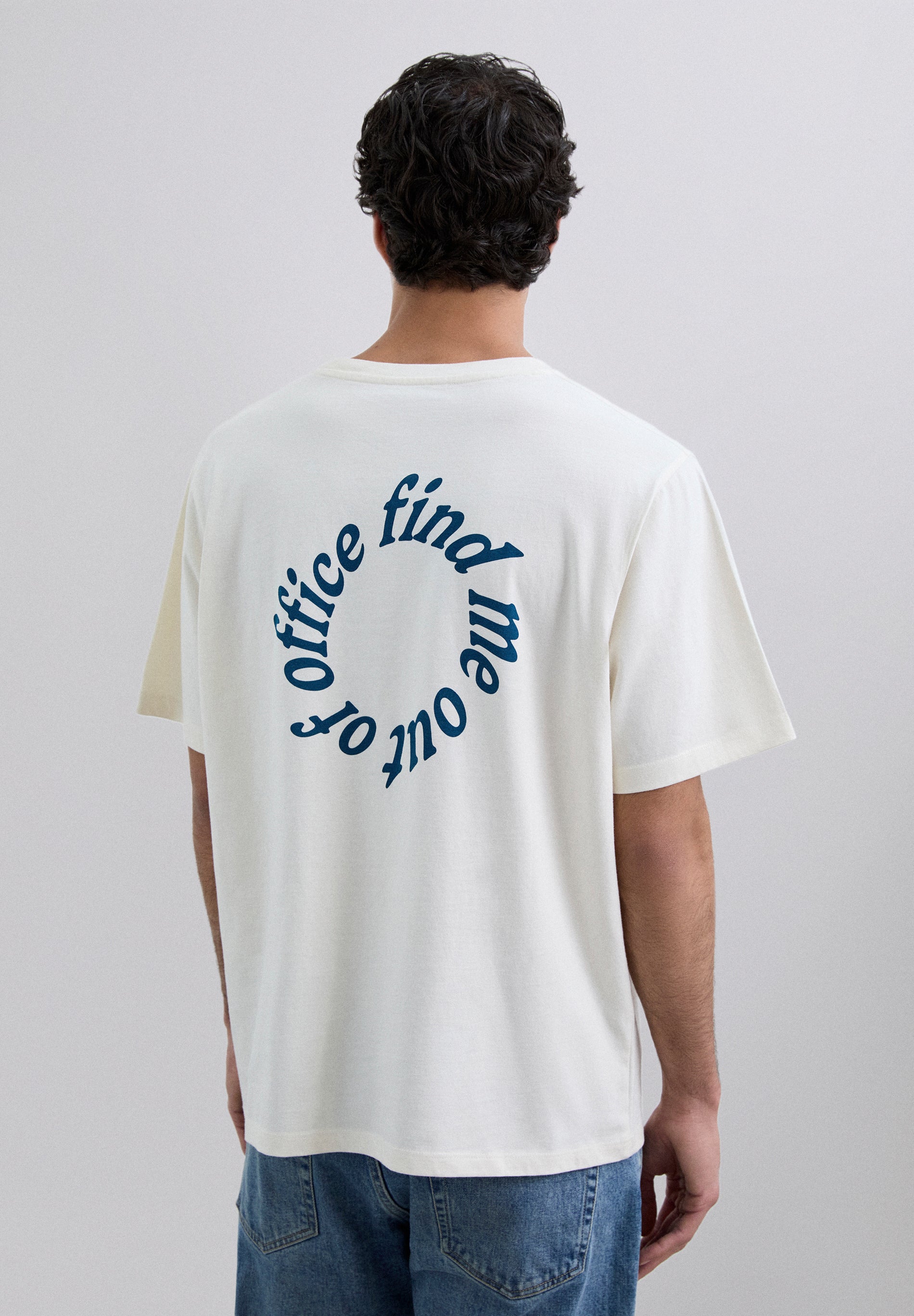 T-SHIRT COM PADRÃO DE LOGÓTIPO