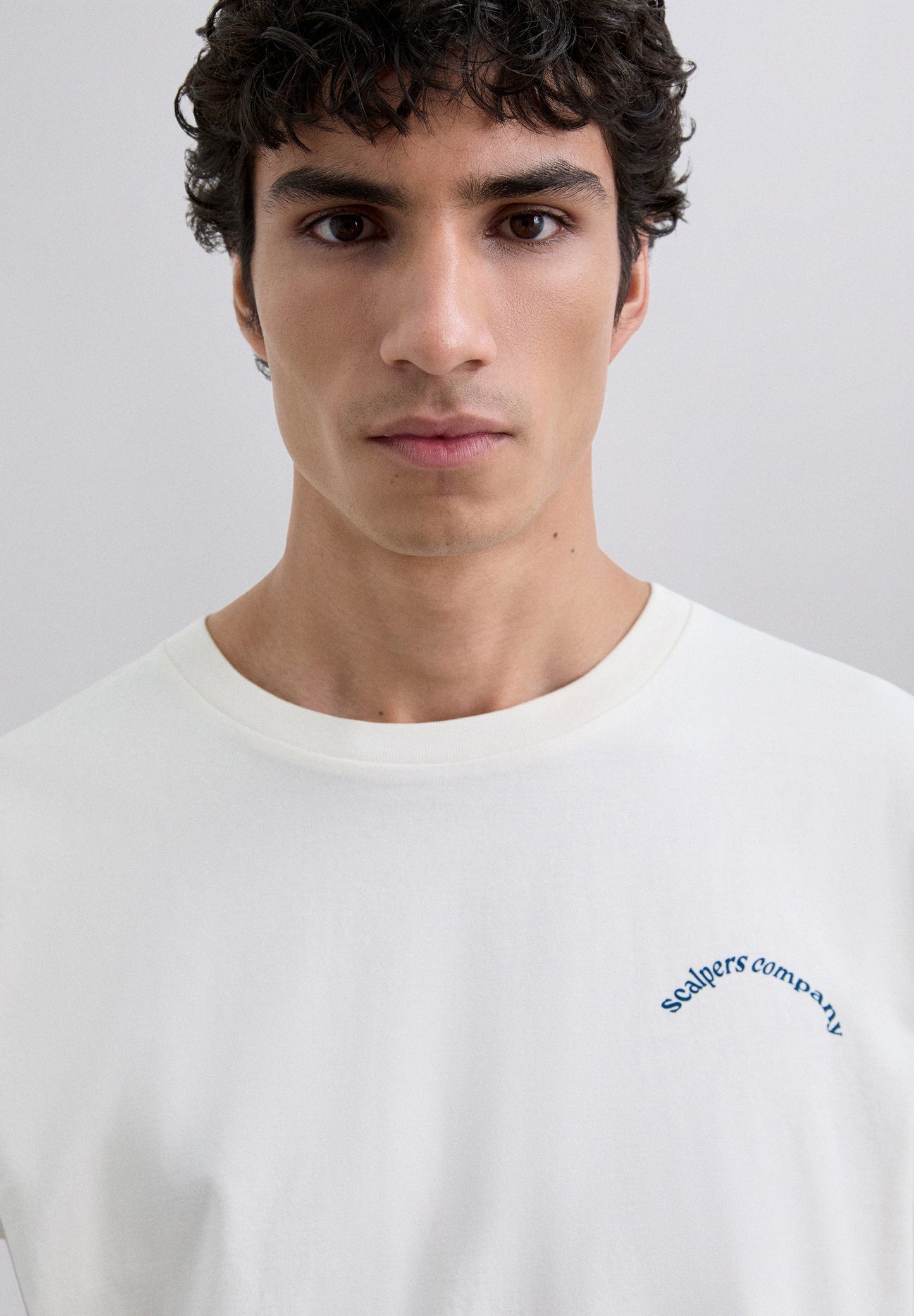 T-SHIRT COM PADRÃO DE LOGÓTIPO