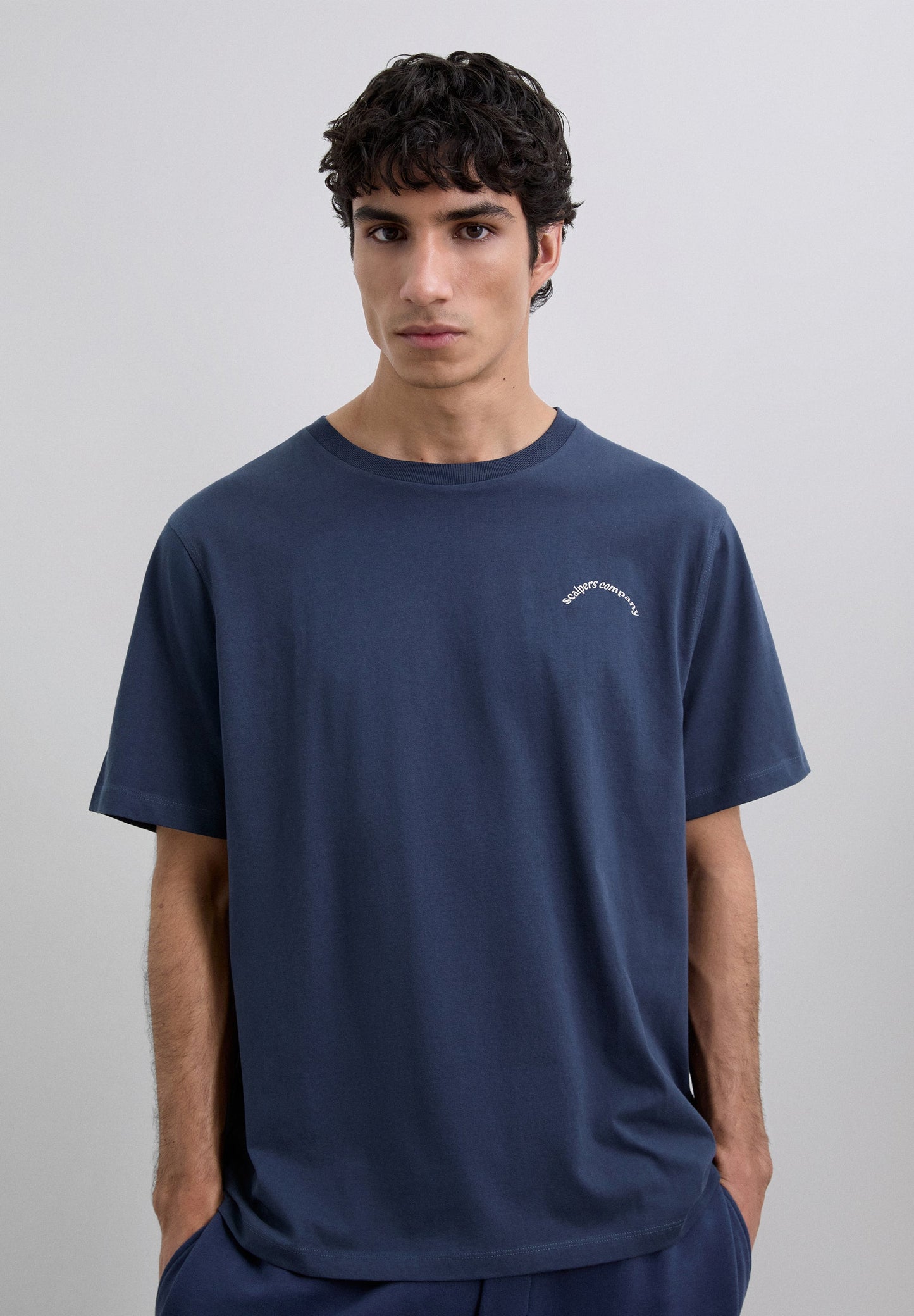 T-SHIRT COM PADRÃO DE LOGÓTIPO