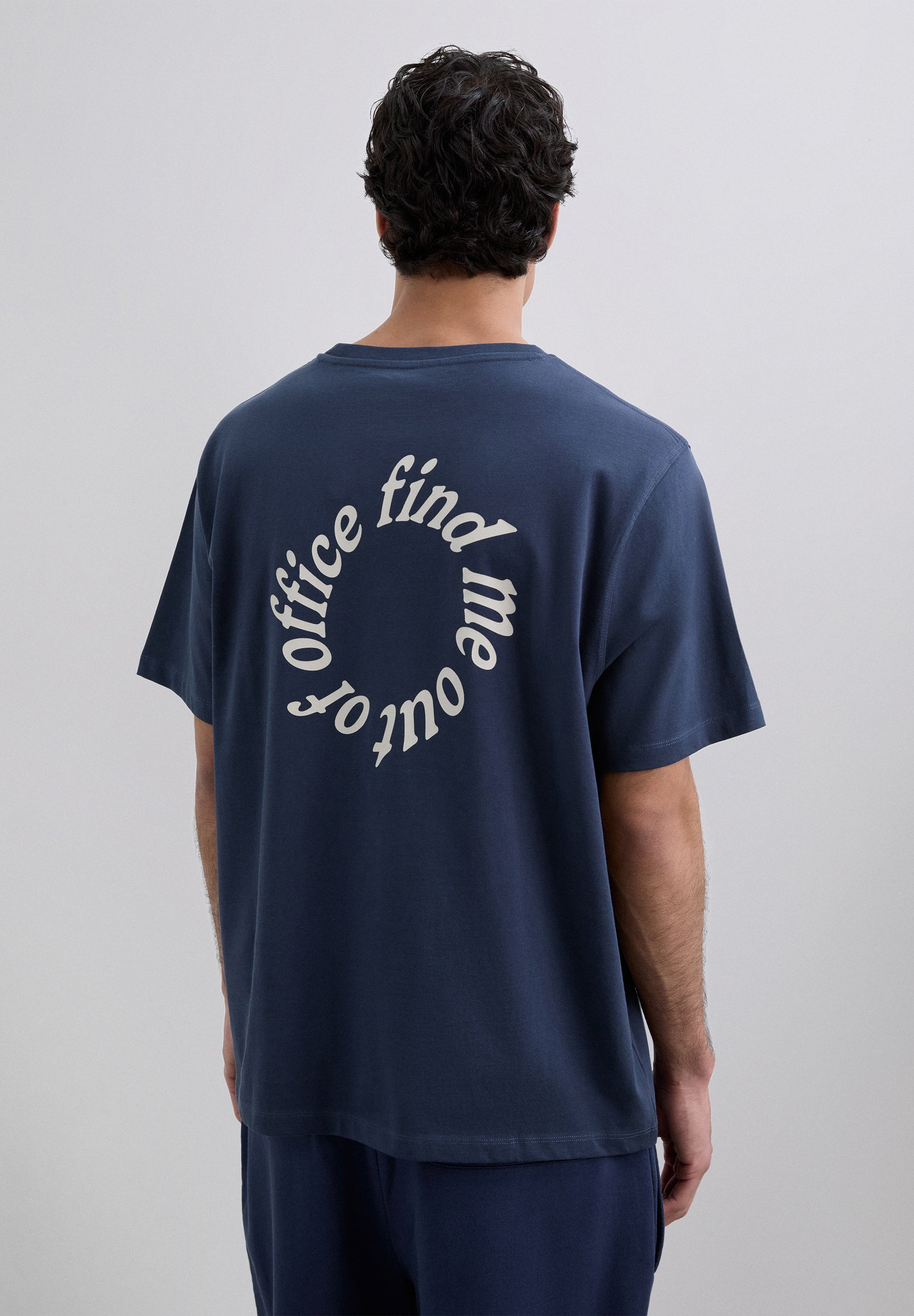 T-SHIRT COM PADRÃO DE LOGÓTIPO