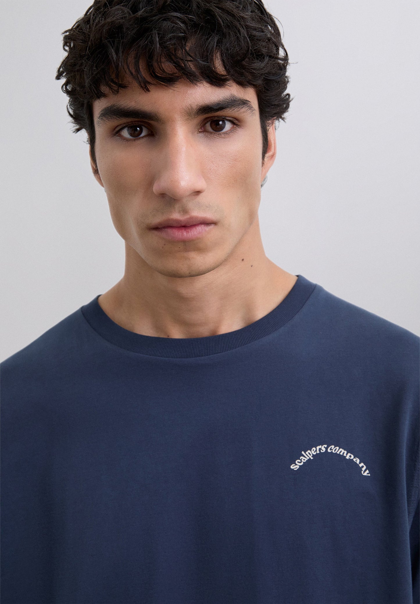 T-SHIRT COM PADRÃO DE LOGÓTIPO