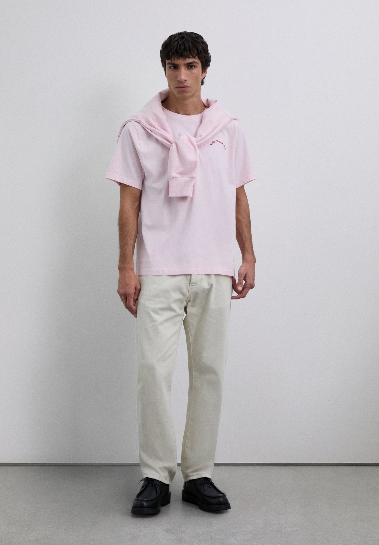 T-SHIRT COM PADRÃO DE LOGÓTIPO