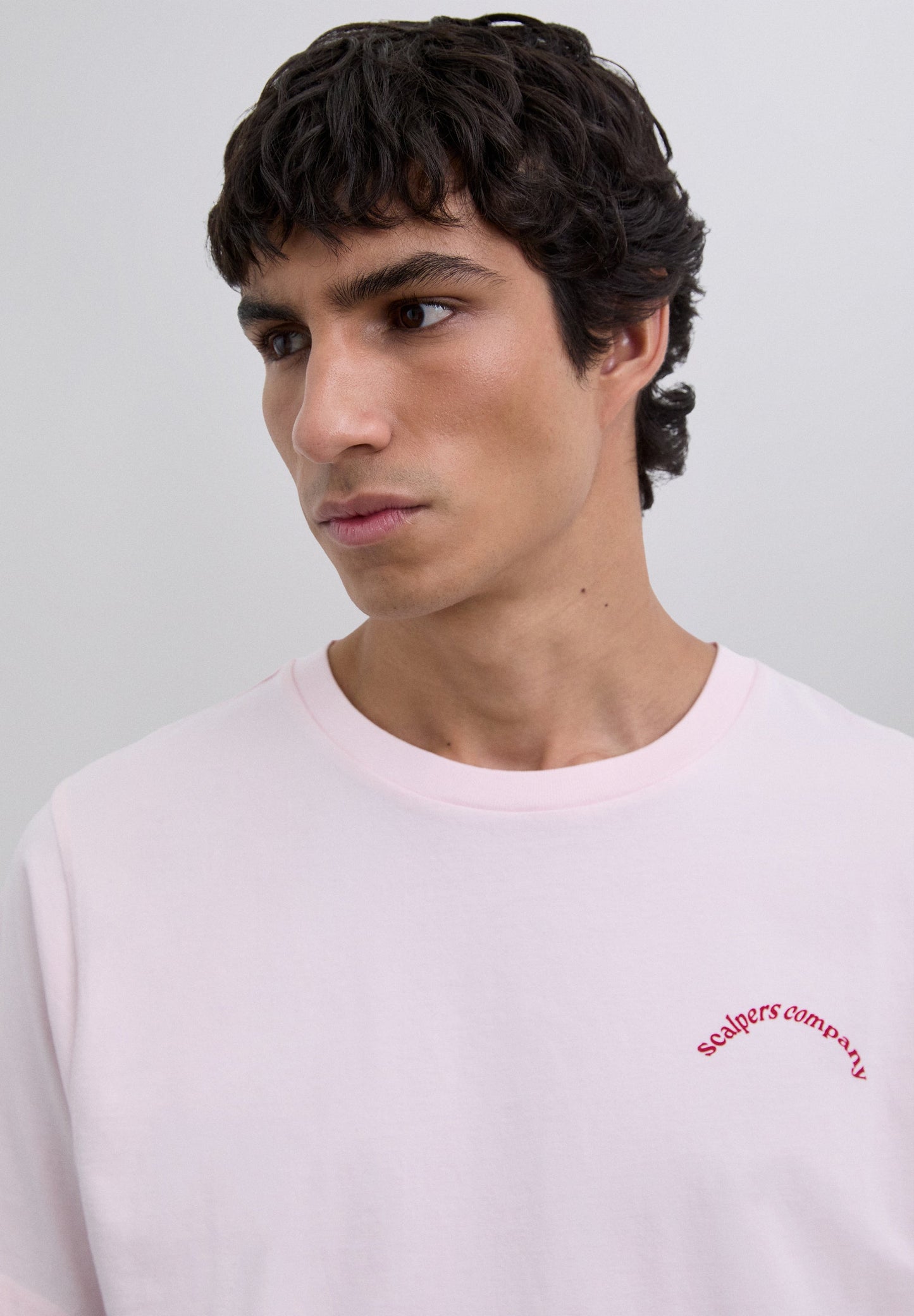 T-SHIRT COM PADRÃO DE LOGÓTIPO