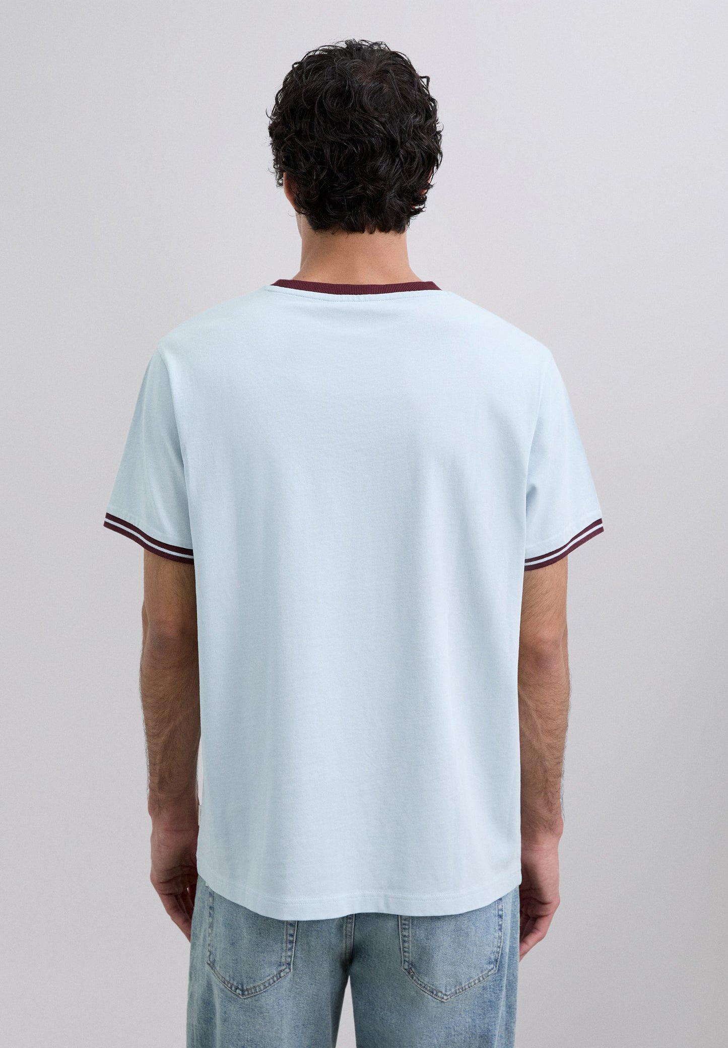 T-SHIRT COM PADRÃO EM CONTRASTE