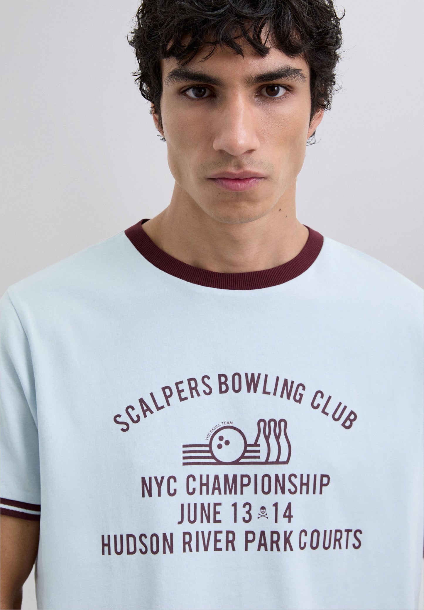 T-SHIRT COM PADRÃO EM CONTRASTE