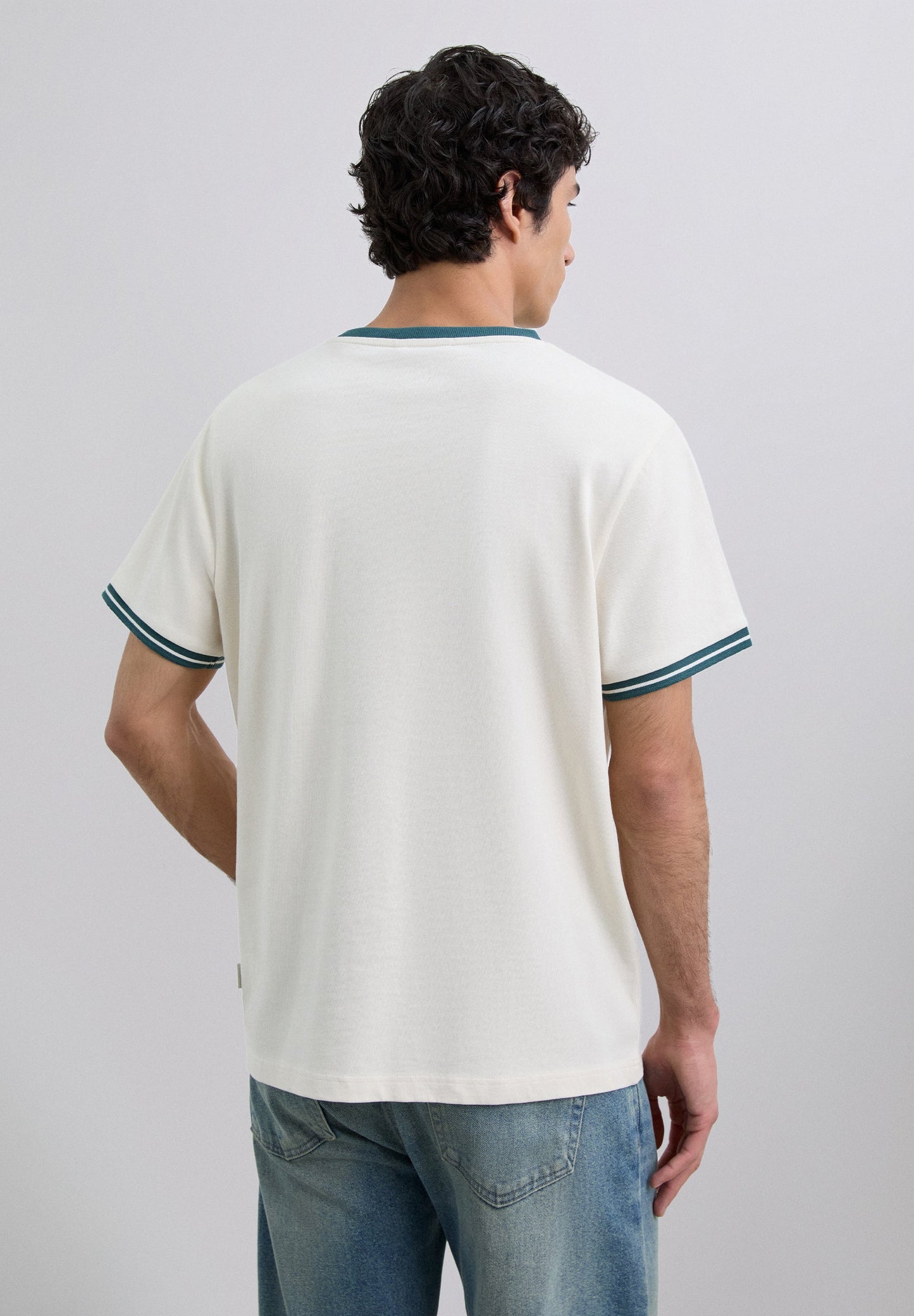 T-SHIRT COM PADRÃO EM CONTRASTE