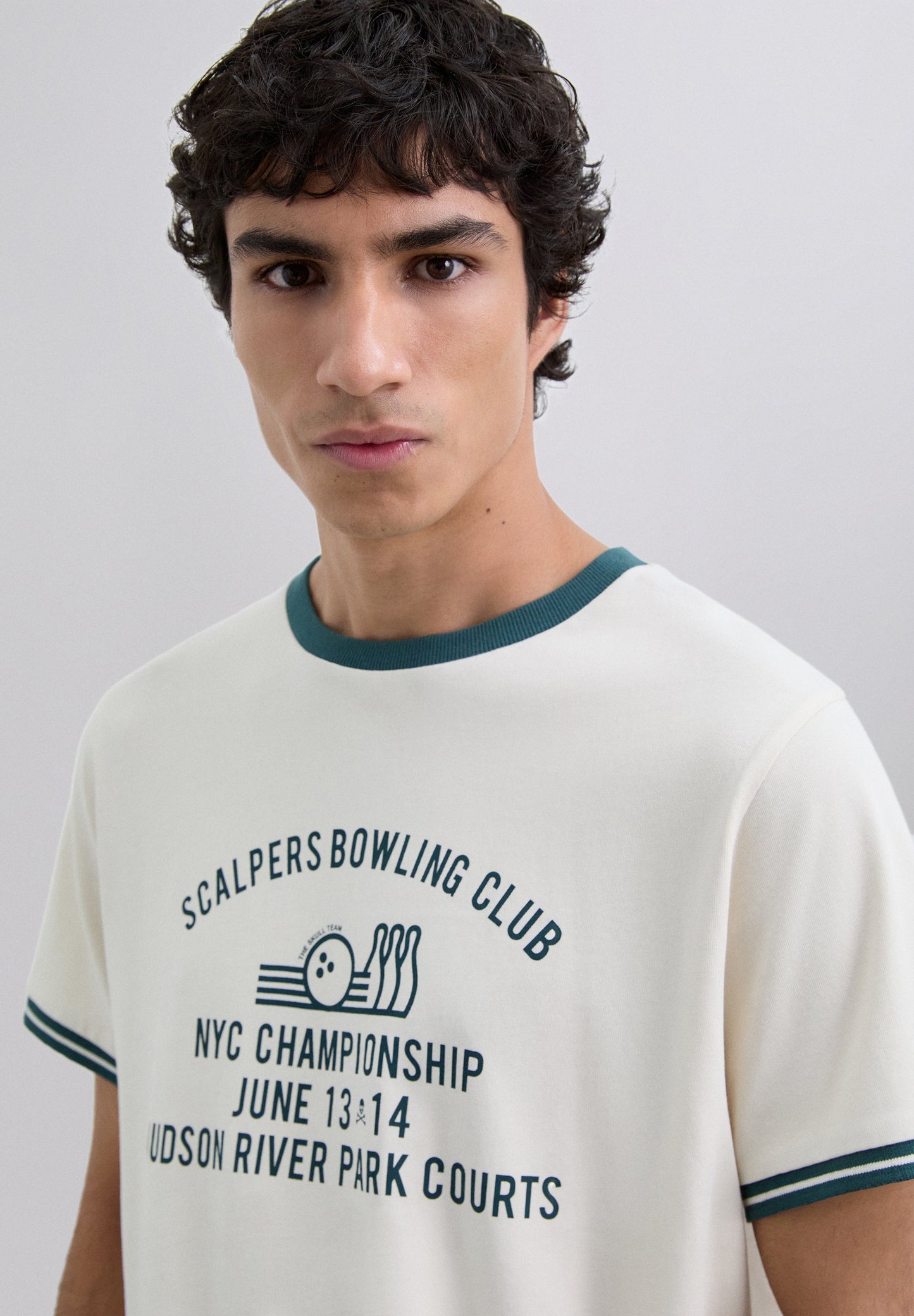 T-SHIRT COM PADRÃO EM CONTRASTE