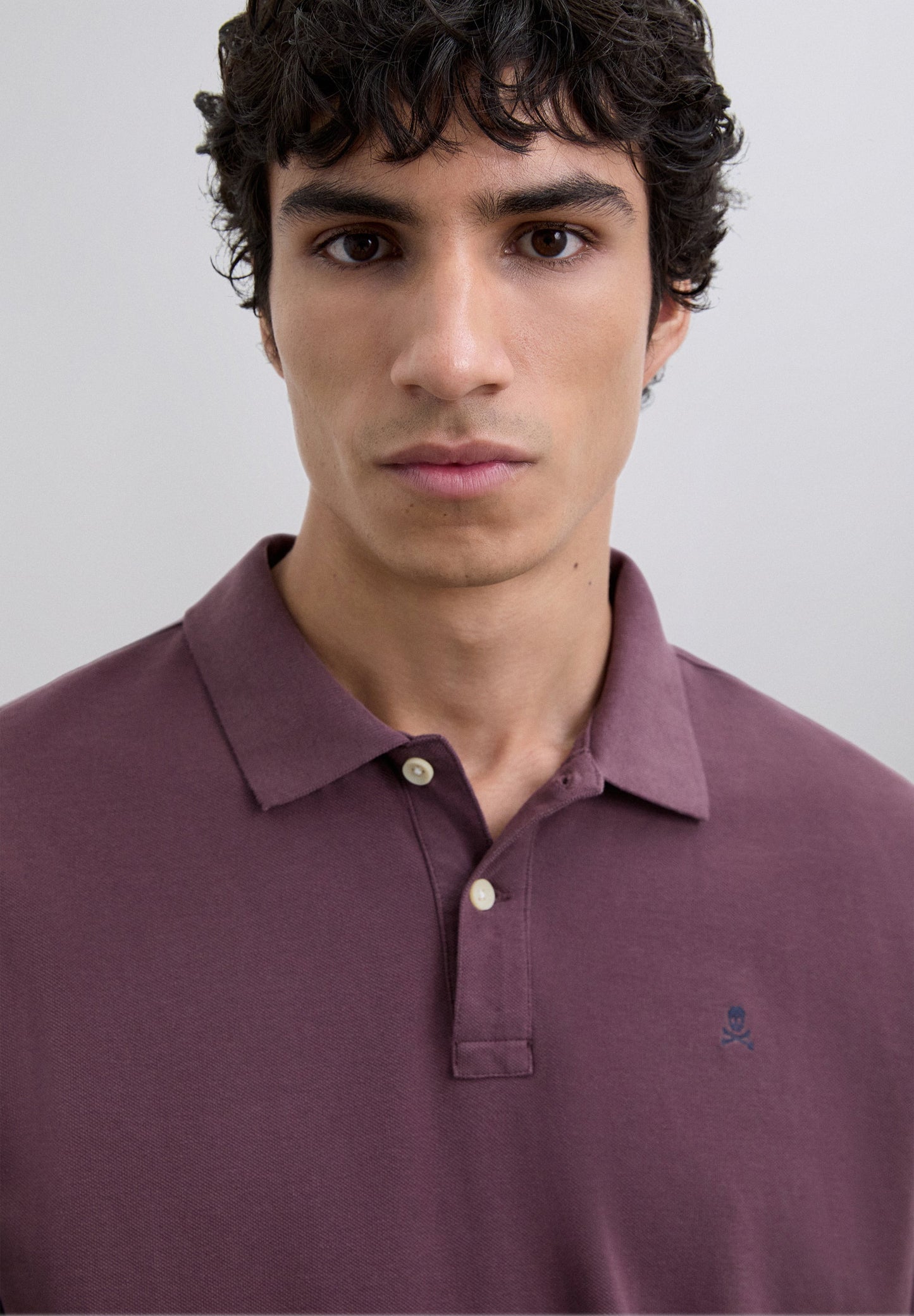 CAMISA POLO EM PIQUÉ COM BORDADO