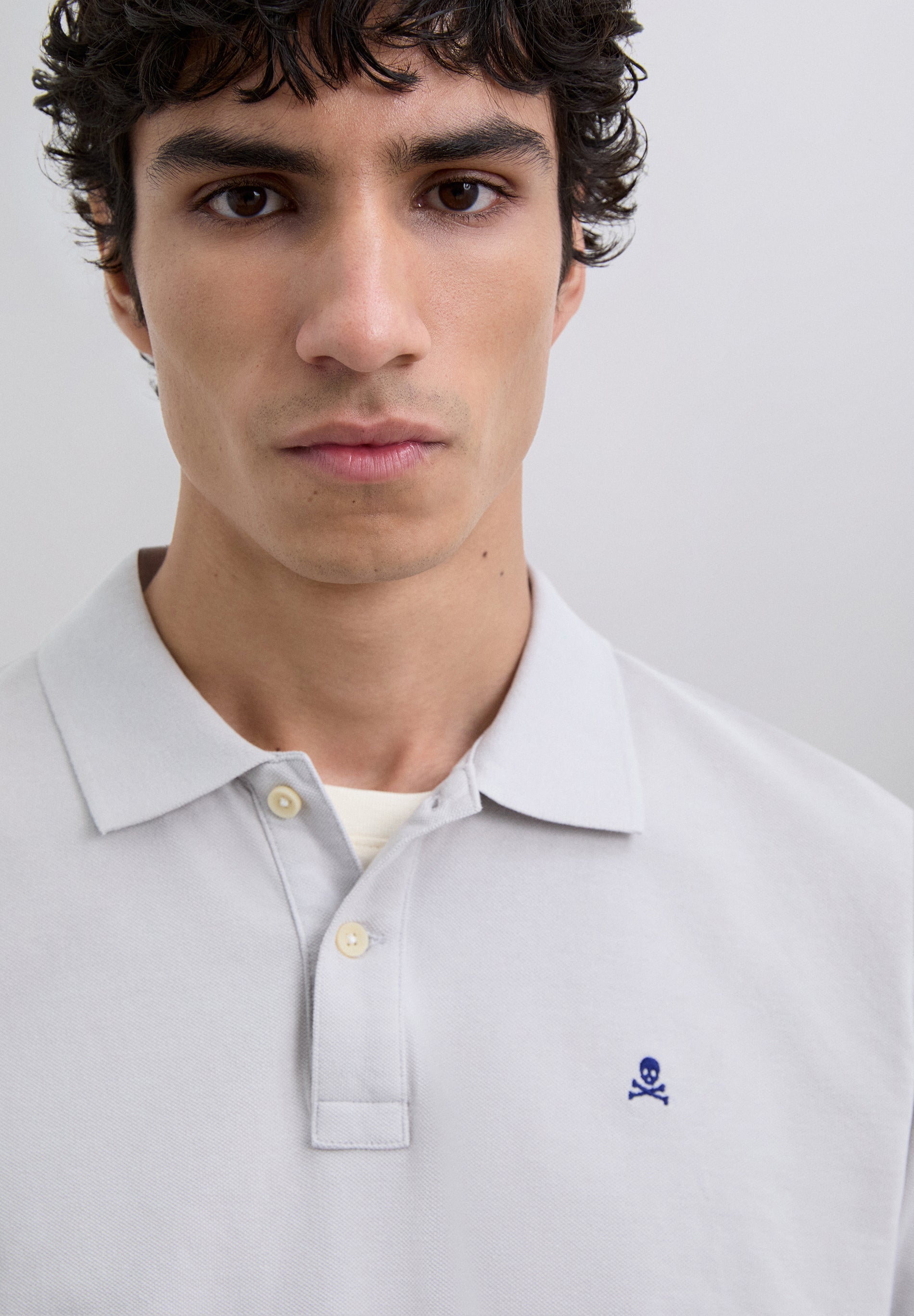 CAMISA POLO EM PIQUÉ COM BORDADO