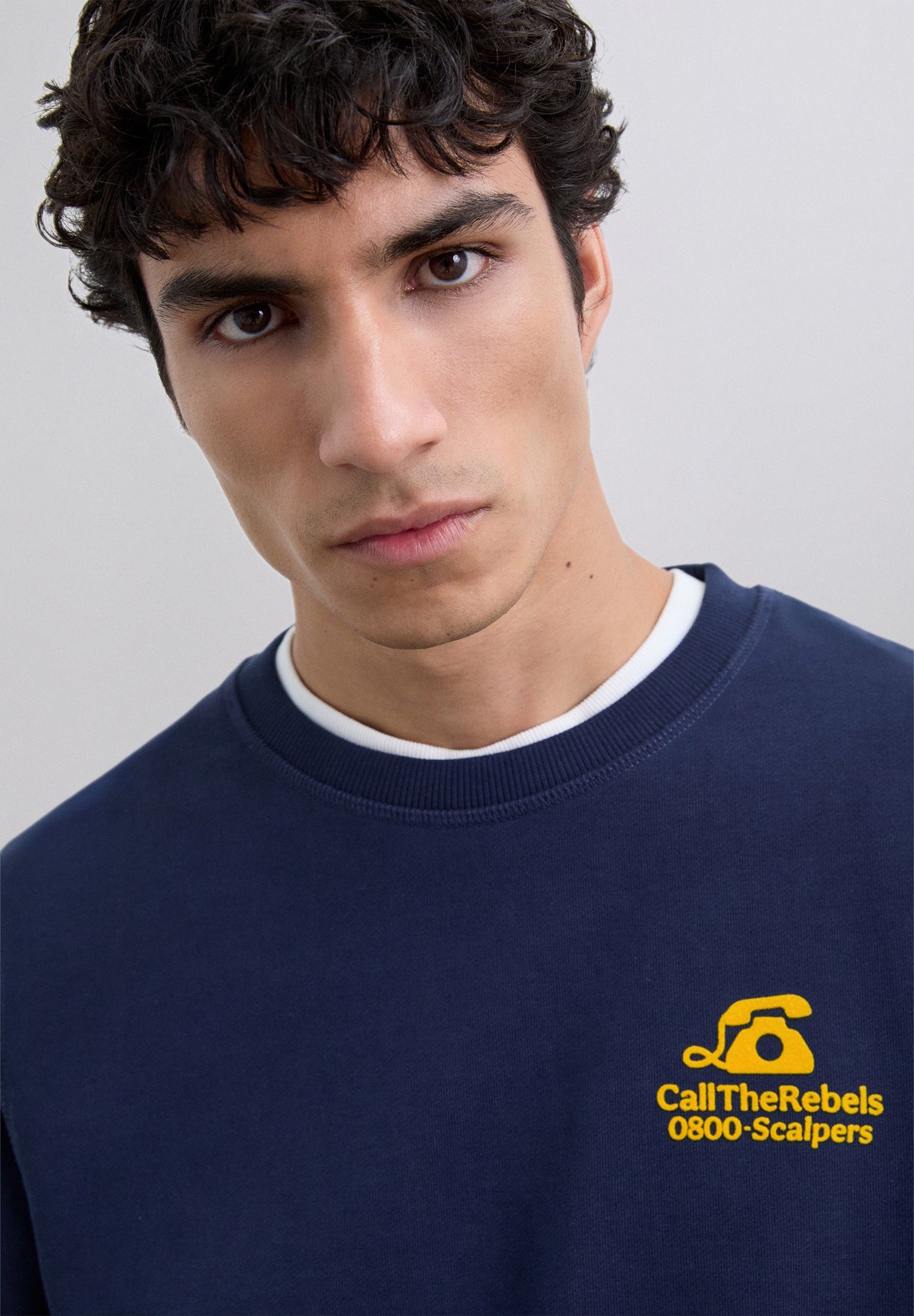 SWEATSHIRT COM LOGÓTIPO EM RELEVO