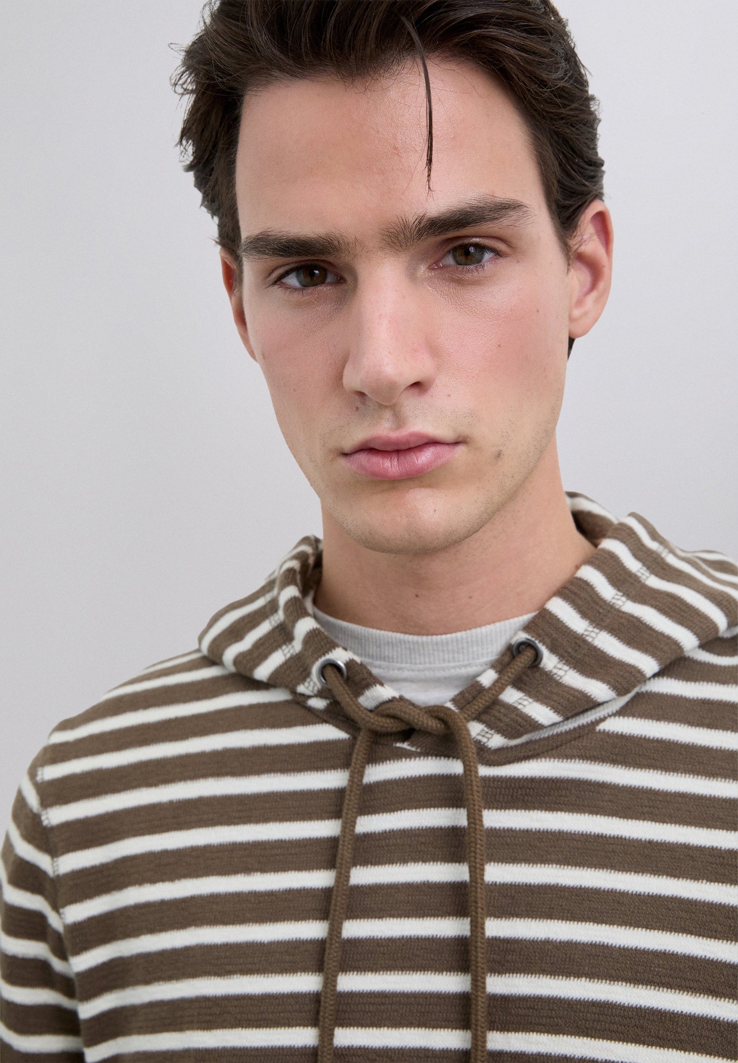 SWEATSHIRT ÀS RISCAS COM CAPUZ