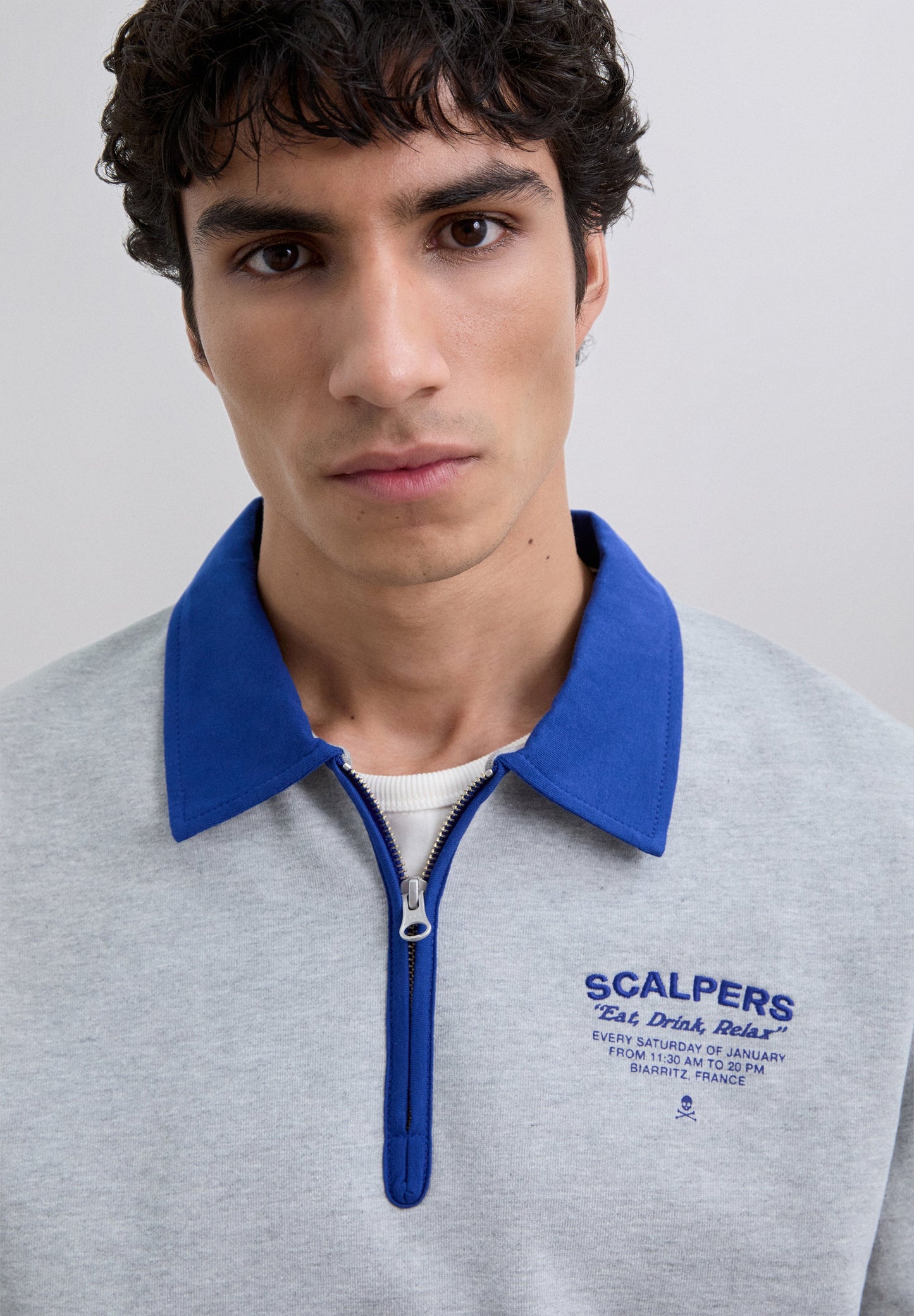 SWEATSHIRT COM ZIP E BORDADOS