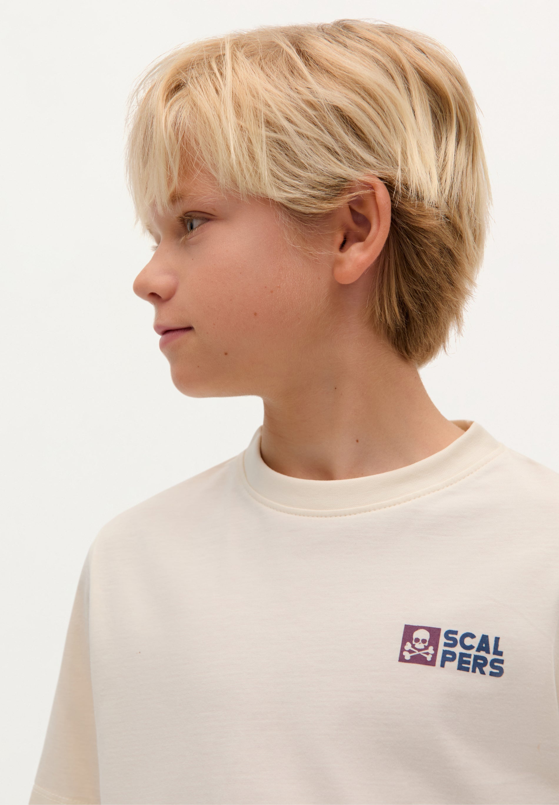 T-SHIRT COM PADRÃO DE LOGÓTIPO