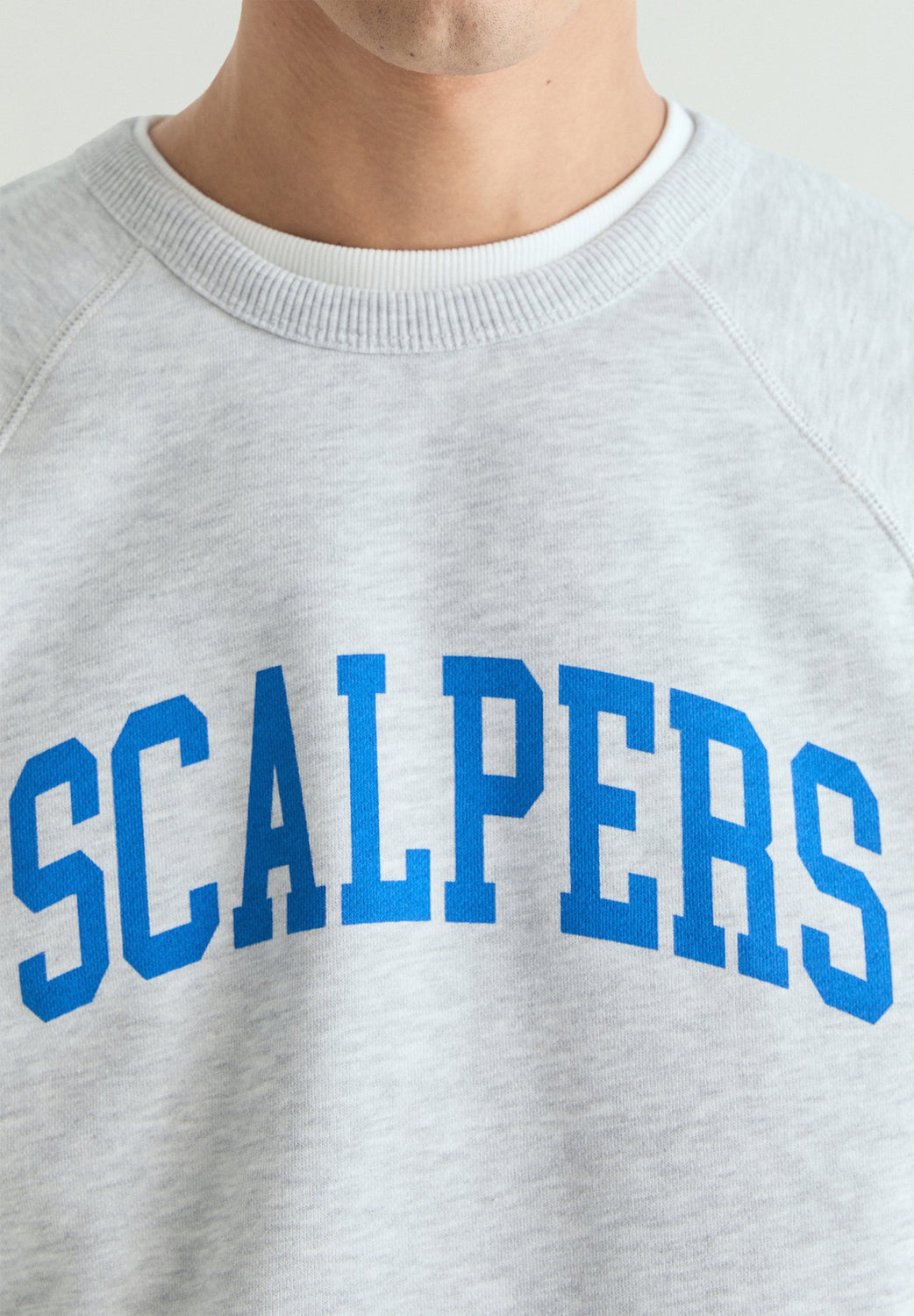 SUDADERA ESTAMPADA VARSITY - Scalpers