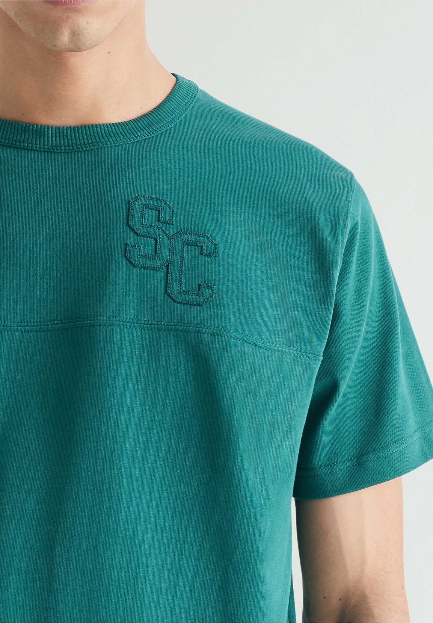 T-SHIRT PADRÃO VARSITY