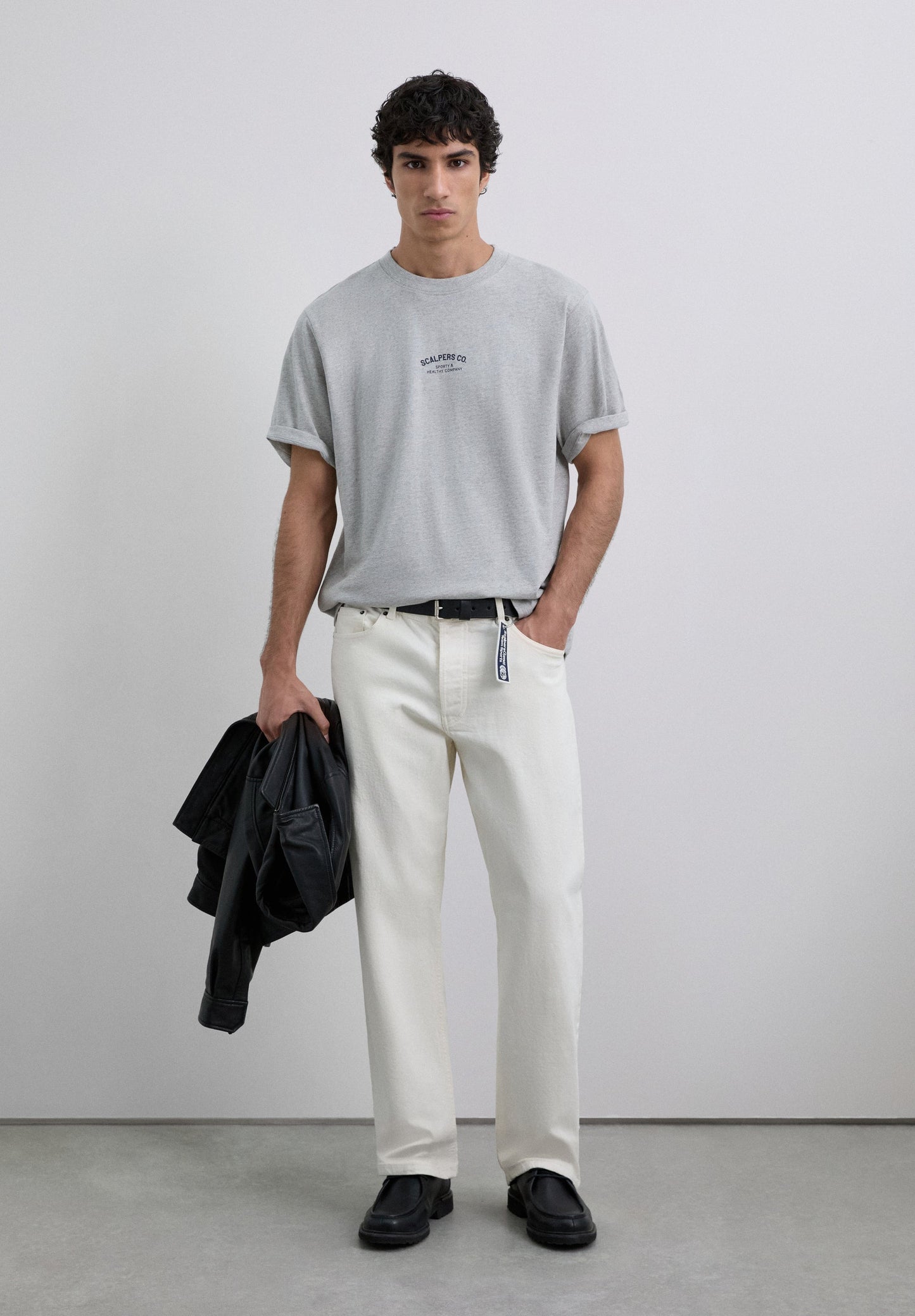 T-SHIRT COM PADRÃO E LOGÓTIPO EM CONTRASTE