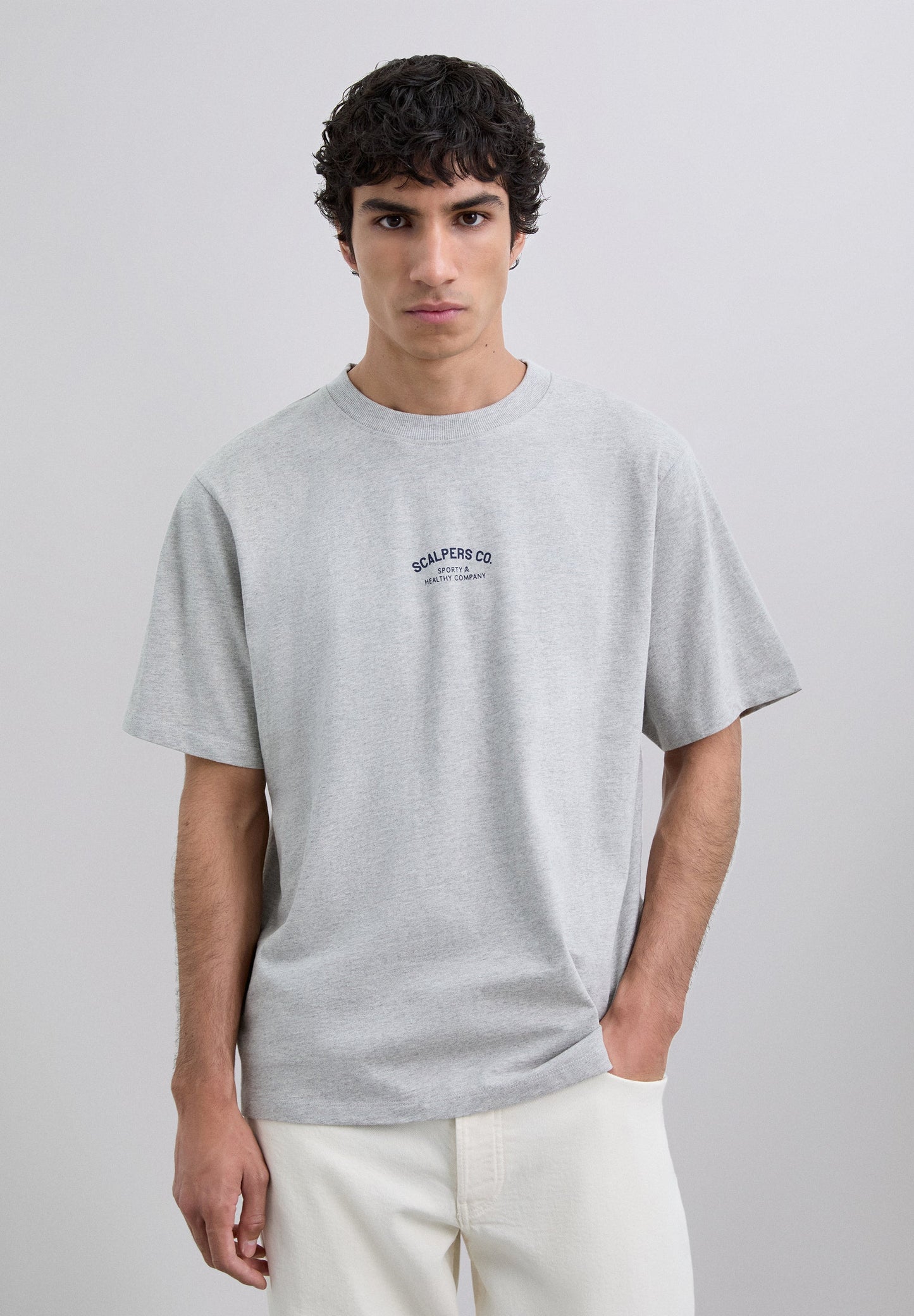 T-SHIRT COM PADRÃO E LOGÓTIPO EM CONTRASTE