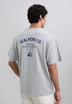 T-SHIRT COM PADRÃO E LOGÓTIPO EM CONTRASTE