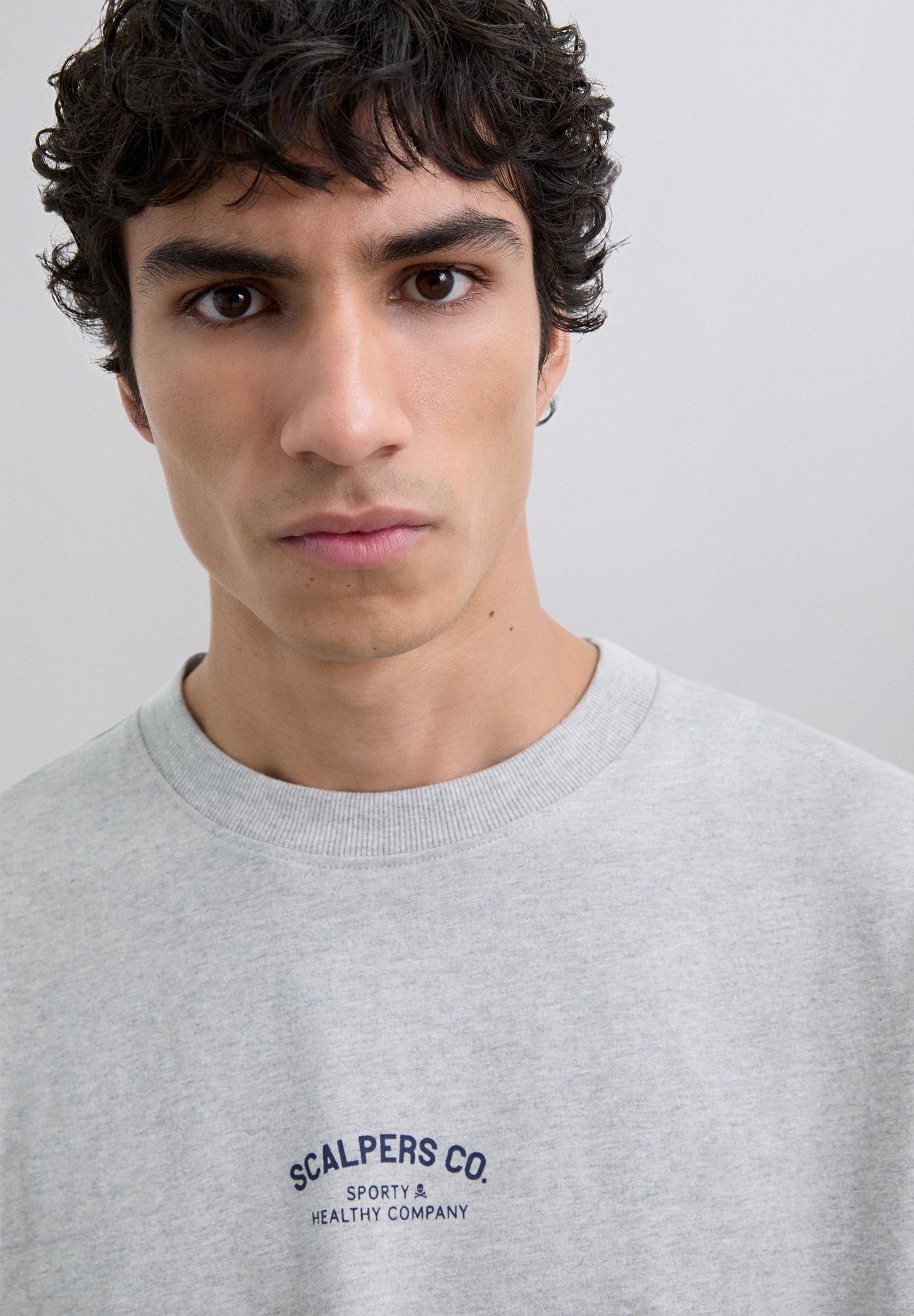 T-SHIRT COM PADRÃO E LOGÓTIPO EM CONTRASTE