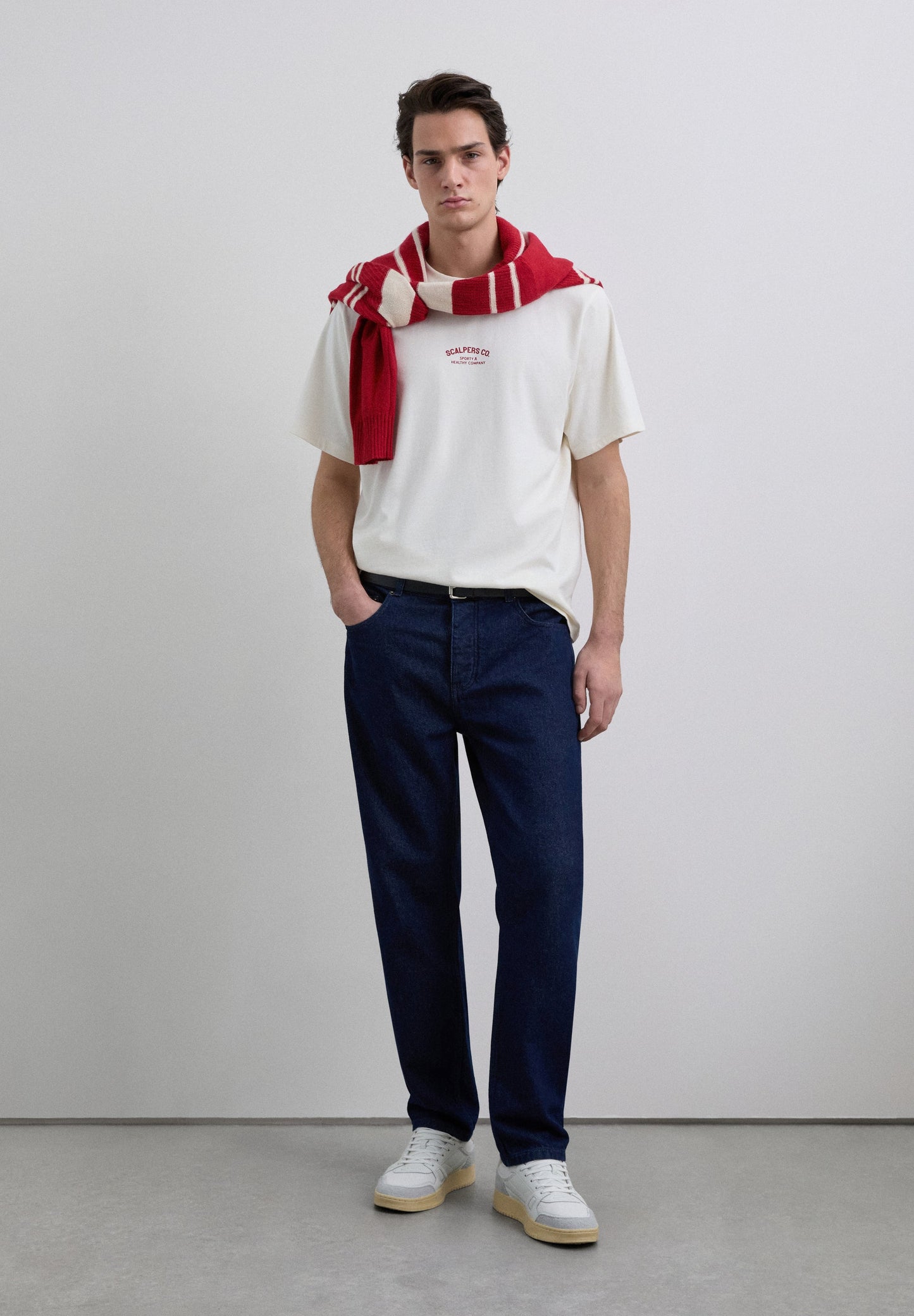 T-SHIRT COM PADRÃO E LOGÓTIPO EM CONTRASTE