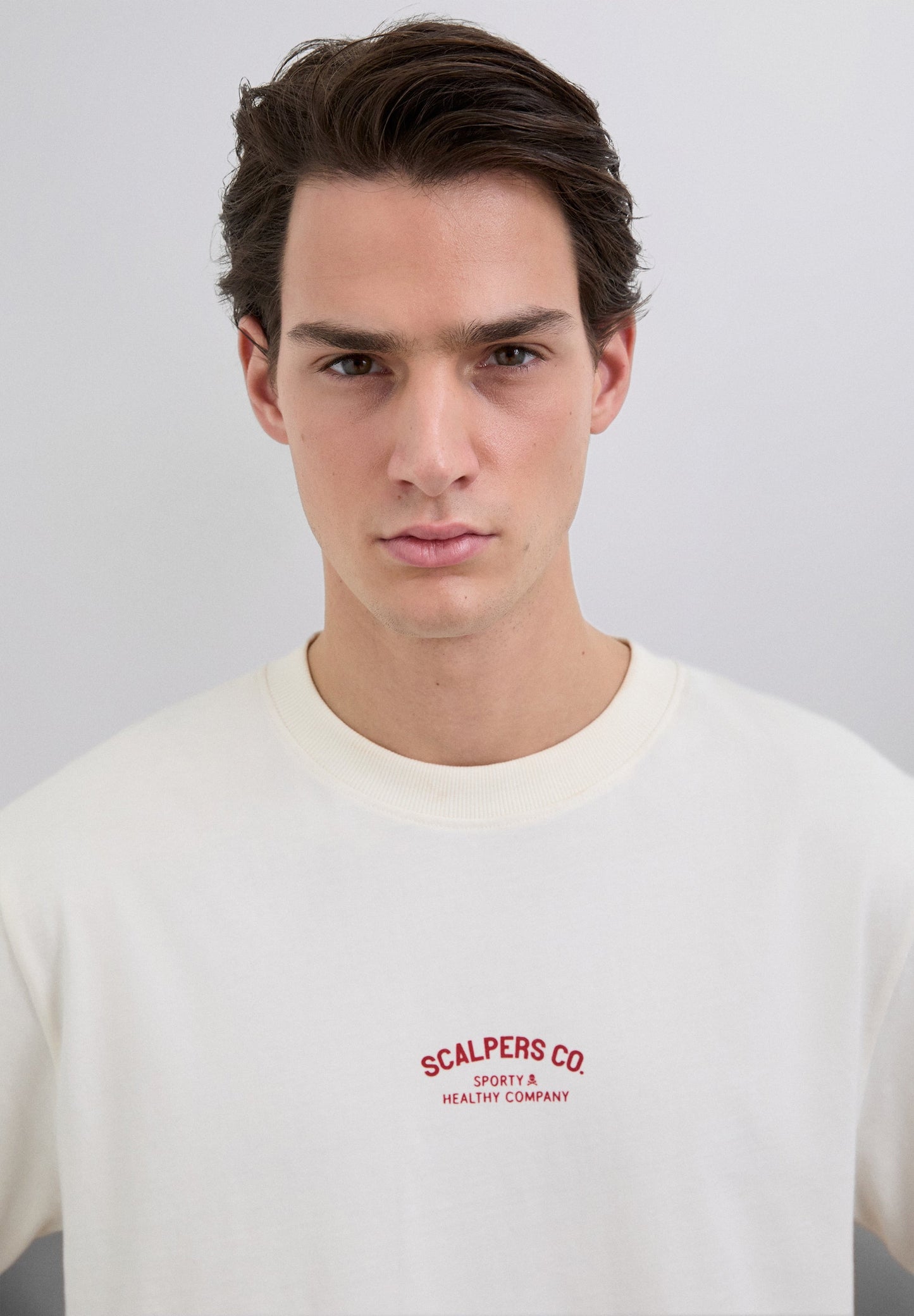 T-SHIRT COM PADRÃO E LOGÓTIPO EM CONTRASTE