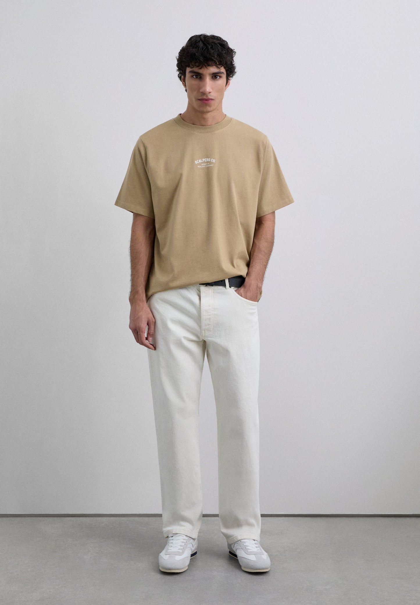 T-SHIRT COM PADRÃO E LOGÓTIPO EM CONTRASTE