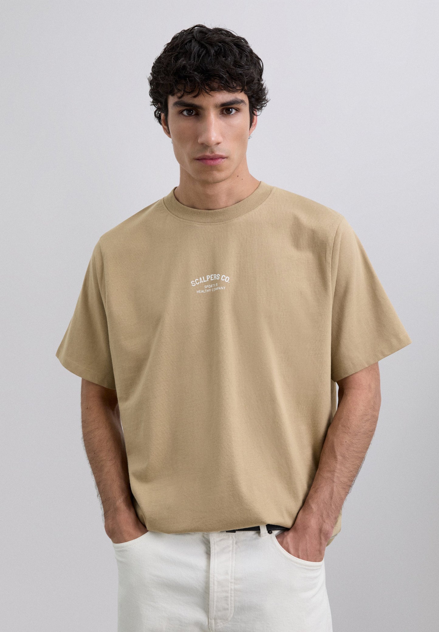 T-SHIRT COM PADRÃO E LOGÓTIPO EM CONTRASTE