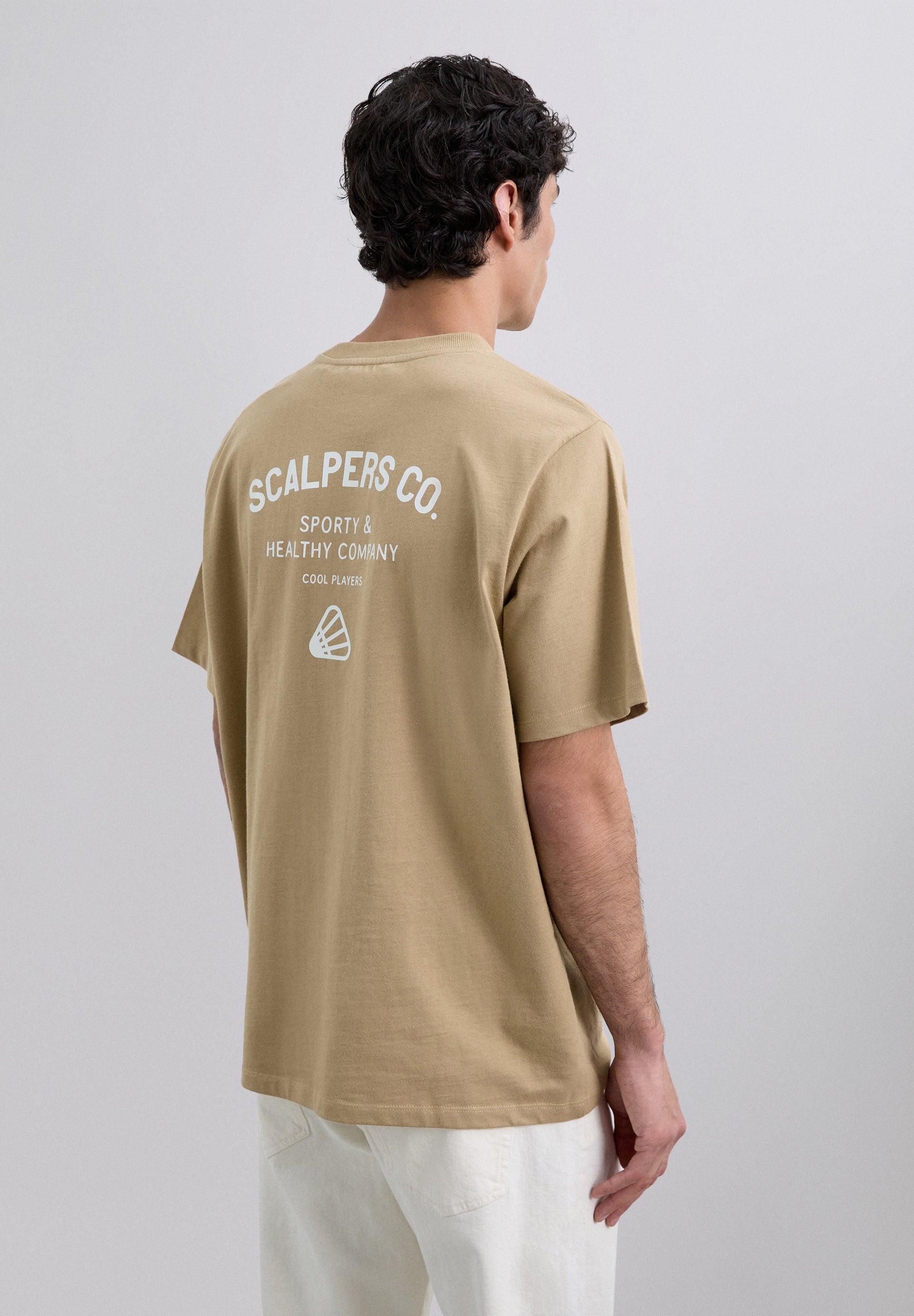 T-SHIRT COM PADRÃO E LOGÓTIPO EM CONTRASTE