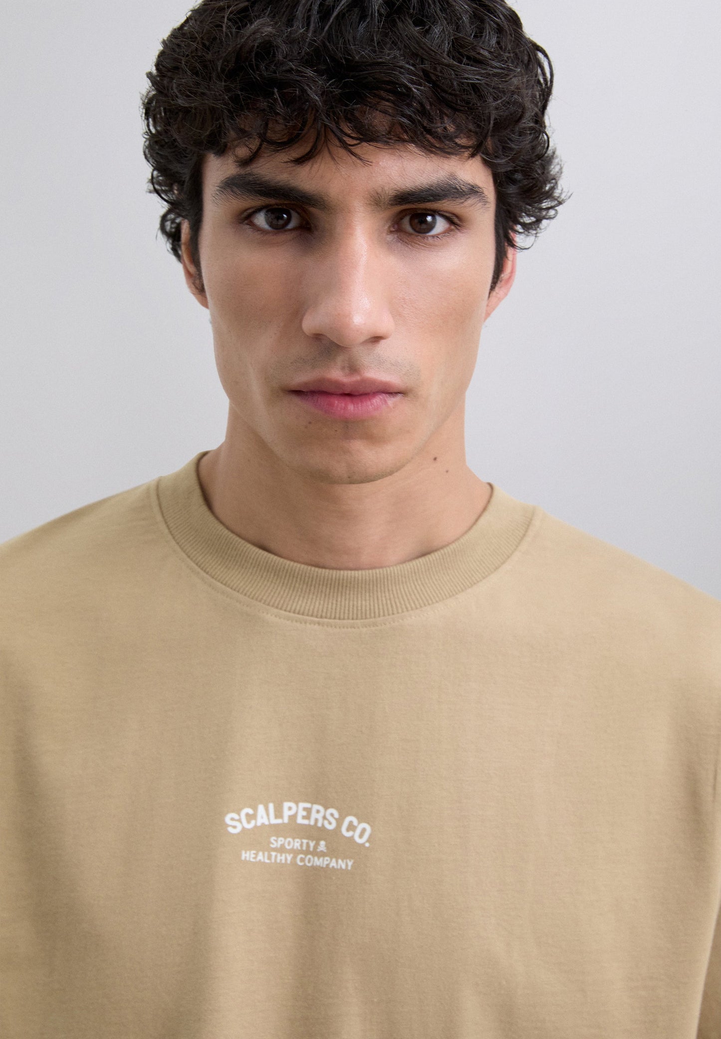 T-SHIRT COM PADRÃO E LOGÓTIPO EM CONTRASTE