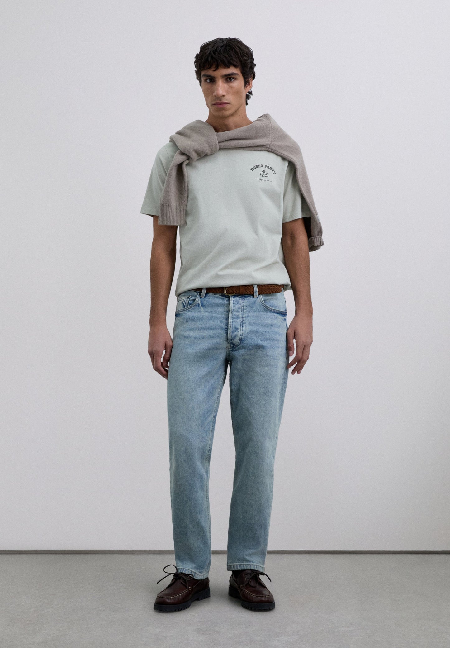 T-SHIRT COM PADRÃO DE LOGÓTIPO