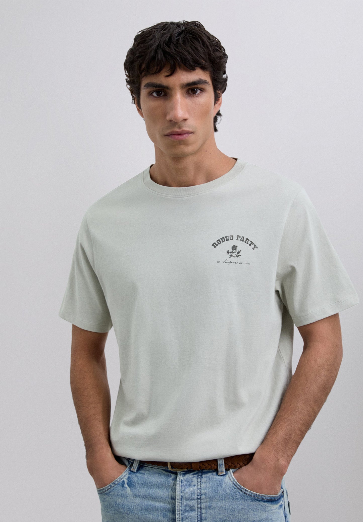 T-SHIRT COM PADRÃO DE LOGÓTIPO