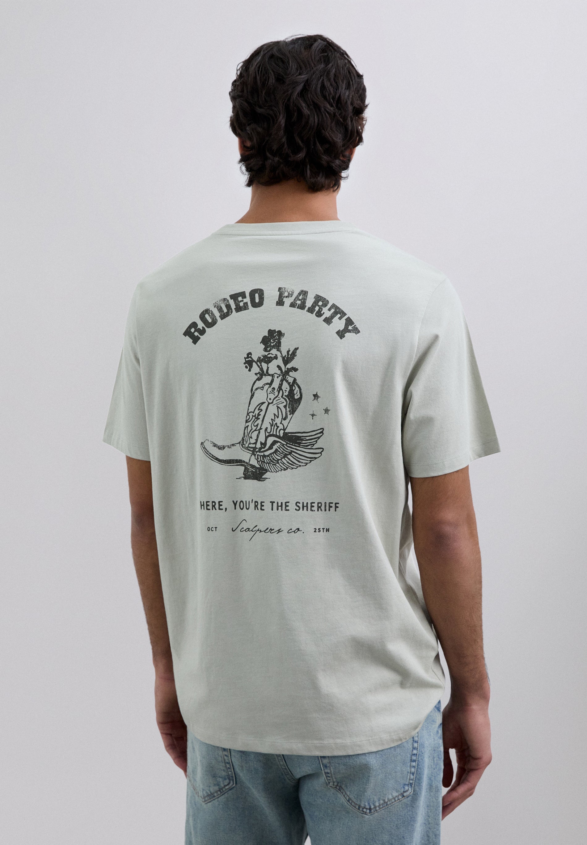T-SHIRT COM PADRÃO DE LOGÓTIPO
