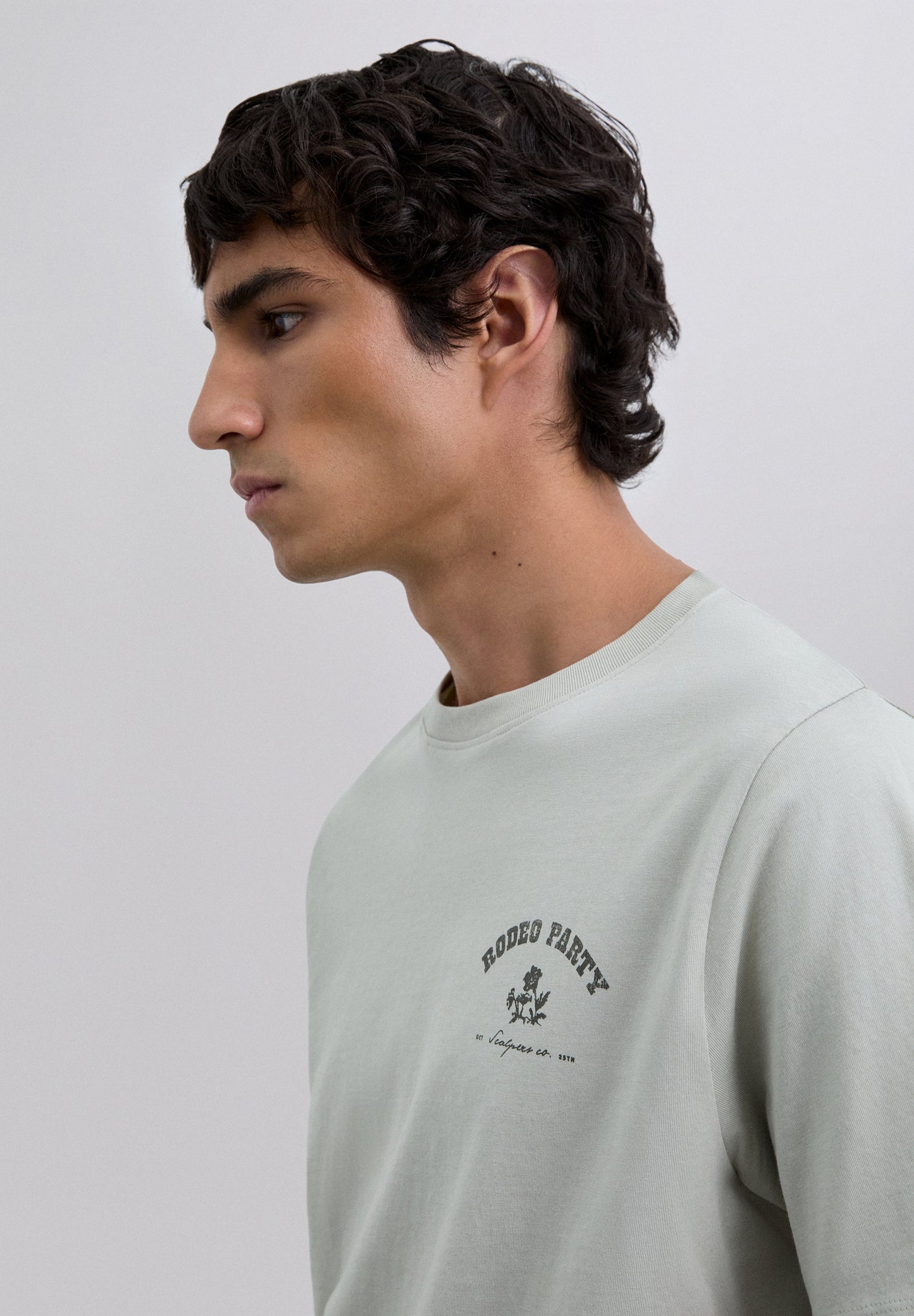 T-SHIRT COM PADRÃO DE LOGÓTIPO