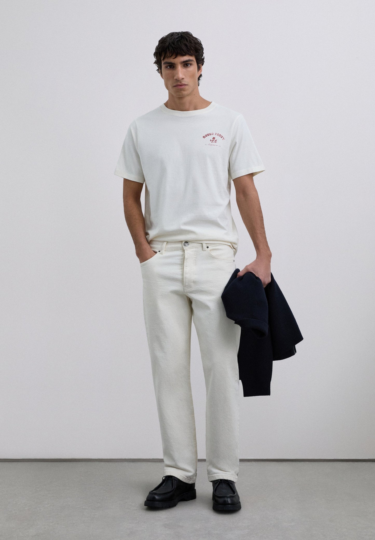 T-SHIRT COM PADRÃO DE LOGÓTIPO