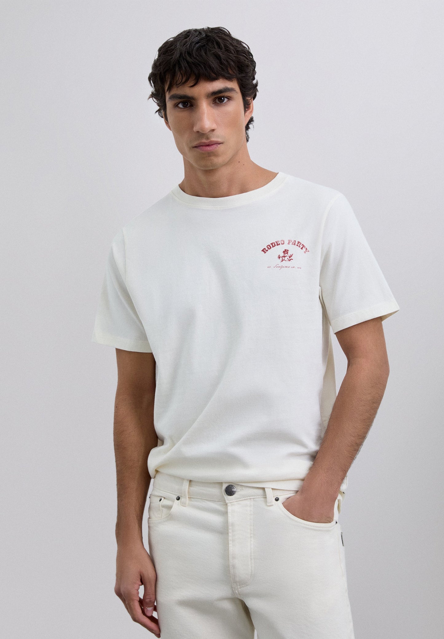 T-SHIRT COM PADRÃO DE LOGÓTIPO