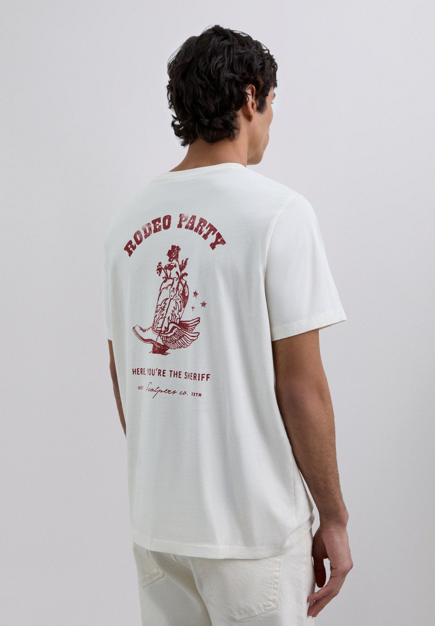 T-SHIRT COM PADRÃO DE LOGÓTIPO