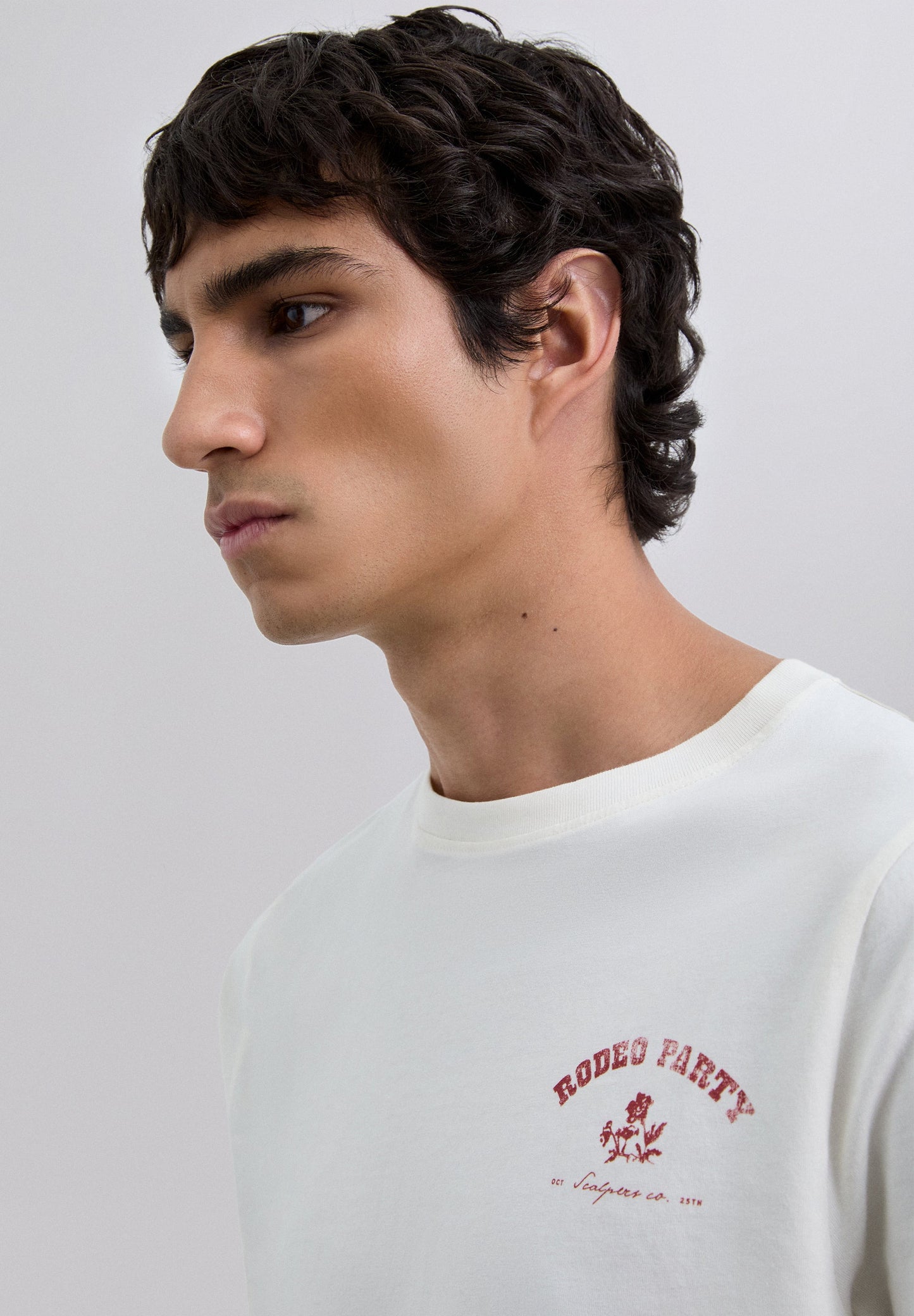 T-SHIRT COM PADRÃO DE LOGÓTIPO